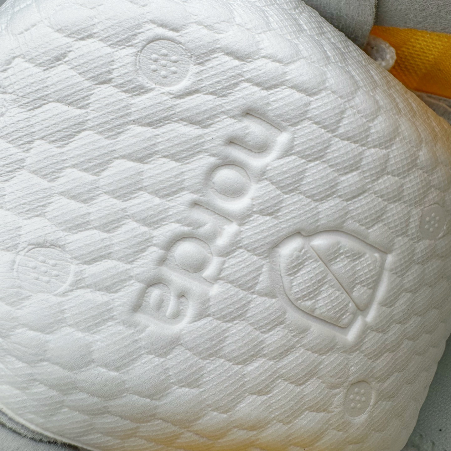 图片[11]-＃纯原 NORDA 001 G+ 轻便户外运动舒适防滑耐磨低帮跑步鞋 Norda是一个来自加拿大的品牌，由两位越野跑者Nicholas Martire 和Willamina Martire夫妇联合其他两位合作者创立，旨在打造全球最佳的越野跑鞋。在品牌正式成立之前，他们邀请了运动员、艺术家和材料专家，共同讨论如何塑造这个全新的品牌。最终，Norda品牌在2020年正式成立，但他们的第一双鞋子Norda001直到2022年1月才发布。在品牌成立的三年里，Norda总共只推出了两款跑鞋，但在配色和其他品牌的合作上却频频发力。包括Zegna、Ciele和Satisfy等跑步圈里的当红品牌，都进行了联名。Zegna更是在今年年初收购了一部分Norda的股份，并宣称将会在未来投入更多资金支持品牌的发展。尺码：36 36.5 37.5 38 38.5 39 40 40.5 41 42 42.5 43 44 44.5 45 46-选品中心