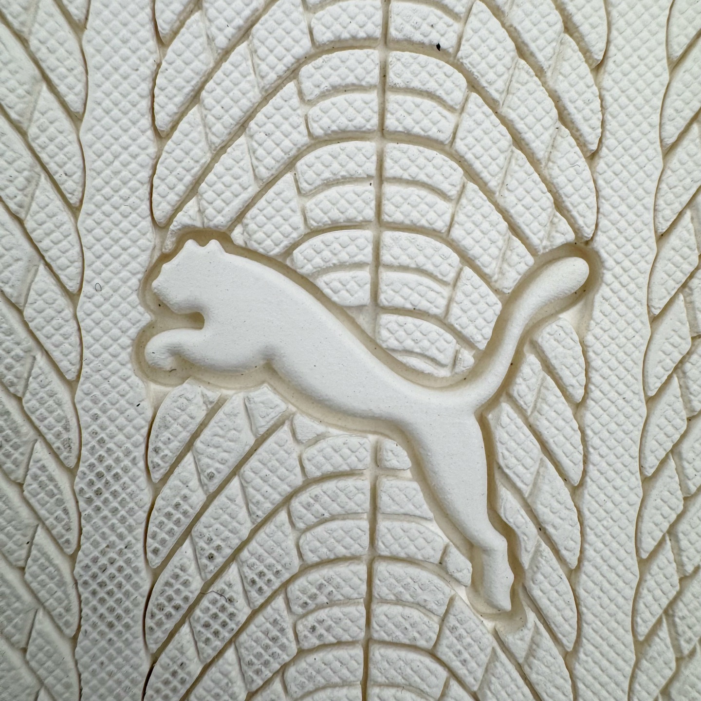 图片[22]-＃HP纯原 Rose x PUMA Speedcat 彪马联名系列情侣薄底赛车德训双鞋带舒适百搭生活休闲鞋 口碑大厂出品 品控大底版型不断改良更新 全套原纸板楦头开发 确保原汁原味 完美呈现版型 一比一鞋头弧度高度鞋身弧度 独家私模原厂航空铝磨具打磨大底 鞋头坡度极致还原 无解鞋型 原盒原配 圈内天花板工艺 原厂玻璃冲刀 超高清洁度 全鞋零毛边皮料切割 原厂中底布 鞋款从80、90年代赛车手所穿的防火赛车鞋为原型，鞋身线条模仿了赛车的流线廓形，体现了空气动力学原理的结构。简约流畅的外观，恰好又和贯穿其中的Formstrip Logo融合恰到好处，视觉上细节丰富且协调。本次Speedcat OG鞋款归来，最大看点自然式保留了窄版鞋型以及薄底构造。这两年各品牌鞋底越做越厚，Speedcat反其道而行之，上脚几乎无鞋底的效果带来耳目一新的视觉体验。鞋面依旧是以质感细腻的麂皮材质打造，并且大面积近乎全包裹的使用，复古味道也愈发浓烈。配色上更是将最原始的黑色和红色带回，向F1赛车队的标志性队服致敬。相信让各位一眼种草的更多是出挑的大红色，上脚即可瞬间点亮整体造型，在以球鞋为核心的OOTD中脱颖而出。而另一款黑色则是低调的万金油，彰显新潮个性的同时又不喧宾夺主，也是热爱简约系穿搭朋友的首选。 尺码：35.5 36 37 37.5 38 38.5 39 40 40.5 41 42 42.5 43 44 44.5 45 46-选品中心