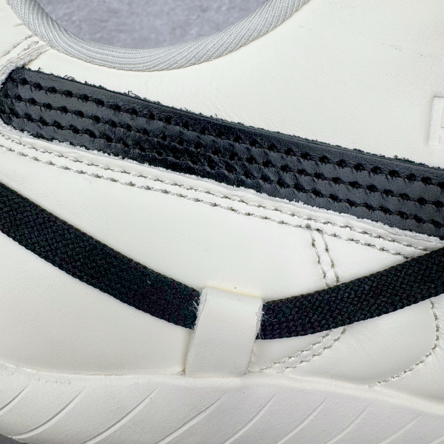 图片[20]-＃HP纯原 Rose x PUMA Speedcat 彪马联名系列情侣薄底赛车德训双鞋带舒适百搭生活休闲鞋 口碑大厂出品 品控大底版型不断改良更新 全套原纸板楦头开发 确保原汁原味 完美呈现版型 一比一鞋头弧度高度鞋身弧度 独家私模原厂航空铝磨具打磨大底 鞋头坡度极致还原 无解鞋型 原盒原配 圈内天花板工艺 原厂玻璃冲刀 超高清洁度 全鞋零毛边皮料切割 原厂中底布 鞋款从80、90年代赛车手所穿的防火赛车鞋为原型，鞋身线条模仿了赛车的流线廓形，体现了空气动力学原理的结构。简约流畅的外观，恰好又和贯穿其中的Formstrip Logo融合恰到好处，视觉上细节丰富且协调。本次Speedcat OG鞋款归来，最大看点自然式保留了窄版鞋型以及薄底构造。这两年各品牌鞋底越做越厚，Speedcat反其道而行之，上脚几乎无鞋底的效果带来耳目一新的视觉体验。鞋面依旧是以质感细腻的麂皮材质打造，并且大面积近乎全包裹的使用，复古味道也愈发浓烈。配色上更是将最原始的黑色和红色带回，向F1赛车队的标志性队服致敬。相信让各位一眼种草的更多是出挑的大红色，上脚即可瞬间点亮整体造型，在以球鞋为核心的OOTD中脱颖而出。而另一款黑色则是低调的万金油，彰显新潮个性的同时又不喧宾夺主，也是热爱简约系穿搭朋友的首选。 尺码：35.5 36 37 37.5 38 38.5 39 40 40.5 41 42 42.5 43 44 44.5 45 46-选品中心