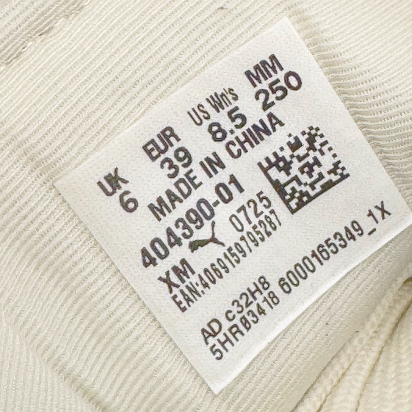 图片[11]-＃HP纯原 Rose x PUMA Speedcat 彪马联名系列情侣薄底赛车德训双鞋带舒适百搭生活休闲鞋 口碑大厂出品 品控大底版型不断改良更新 全套原纸板楦头开发 确保原汁原味 完美呈现版型 一比一鞋头弧度高度鞋身弧度 独家私模原厂航空铝磨具打磨大底 鞋头坡度极致还原 无解鞋型 原盒原配 圈内天花板工艺 原厂玻璃冲刀 超高清洁度 全鞋零毛边皮料切割 原厂中底布 鞋款从80、90年代赛车手所穿的防火赛车鞋为原型，鞋身线条模仿了赛车的流线廓形，体现了空气动力学原理的结构。简约流畅的外观，恰好又和贯穿其中的Formstrip Logo融合恰到好处，视觉上细节丰富且协调。本次Speedcat OG鞋款归来，最大看点自然式保留了窄版鞋型以及薄底构造。这两年各品牌鞋底越做越厚，Speedcat反其道而行之，上脚几乎无鞋底的效果带来耳目一新的视觉体验。鞋面依旧是以质感细腻的麂皮材质打造，并且大面积近乎全包裹的使用，复古味道也愈发浓烈。配色上更是将最原始的黑色和红色带回，向F1赛车队的标志性队服致敬。相信让各位一眼种草的更多是出挑的大红色，上脚即可瞬间点亮整体造型，在以球鞋为核心的OOTD中脱颖而出。而另一款黑色则是低调的万金油，彰显新潮个性的同时又不喧宾夺主，也是热爱简约系穿搭朋友的首选。 尺码：35.5 36 37 37.5 38 38.5 39 40 40.5 41 42 42.5 43 44 44.5 45 46-选品中心