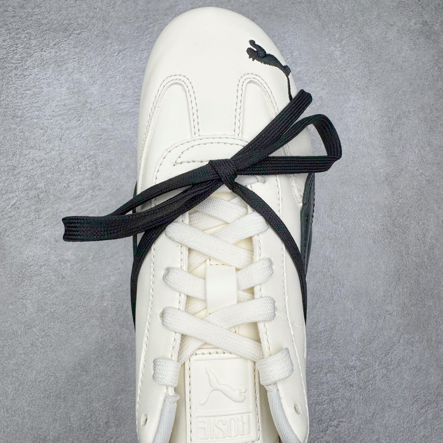 图片[4]-＃HP纯原 Rose x PUMA Speedcat 彪马联名系列情侣薄底赛车德训双鞋带舒适百搭生活休闲鞋 口碑大厂出品 品控大底版型不断改良更新 全套原纸板楦头开发 确保原汁原味 完美呈现版型 一比一鞋头弧度高度鞋身弧度 独家私模原厂航空铝磨具打磨大底 鞋头坡度极致还原 无解鞋型 原盒原配 圈内天花板工艺 原厂玻璃冲刀 超高清洁度 全鞋零毛边皮料切割 原厂中底布 鞋款从80、90年代赛车手所穿的防火赛车鞋为原型，鞋身线条模仿了赛车的流线廓形，体现了空气动力学原理的结构。简约流畅的外观，恰好又和贯穿其中的Formstrip Logo融合恰到好处，视觉上细节丰富且协调。本次Speedcat OG鞋款归来，最大看点自然式保留了窄版鞋型以及薄底构造。这两年各品牌鞋底越做越厚，Speedcat反其道而行之，上脚几乎无鞋底的效果带来耳目一新的视觉体验。鞋面依旧是以质感细腻的麂皮材质打造，并且大面积近乎全包裹的使用，复古味道也愈发浓烈。配色上更是将最原始的黑色和红色带回，向F1赛车队的标志性队服致敬。相信让各位一眼种草的更多是出挑的大红色，上脚即可瞬间点亮整体造型，在以球鞋为核心的OOTD中脱颖而出。而另一款黑色则是低调的万金油，彰显新潮个性的同时又不喧宾夺主，也是热爱简约系穿搭朋友的首选。 尺码：35.5 36 37 37.5 38 38.5 39 40 40.5 41 42 42.5 43 44 44.5 45 46-选品中心