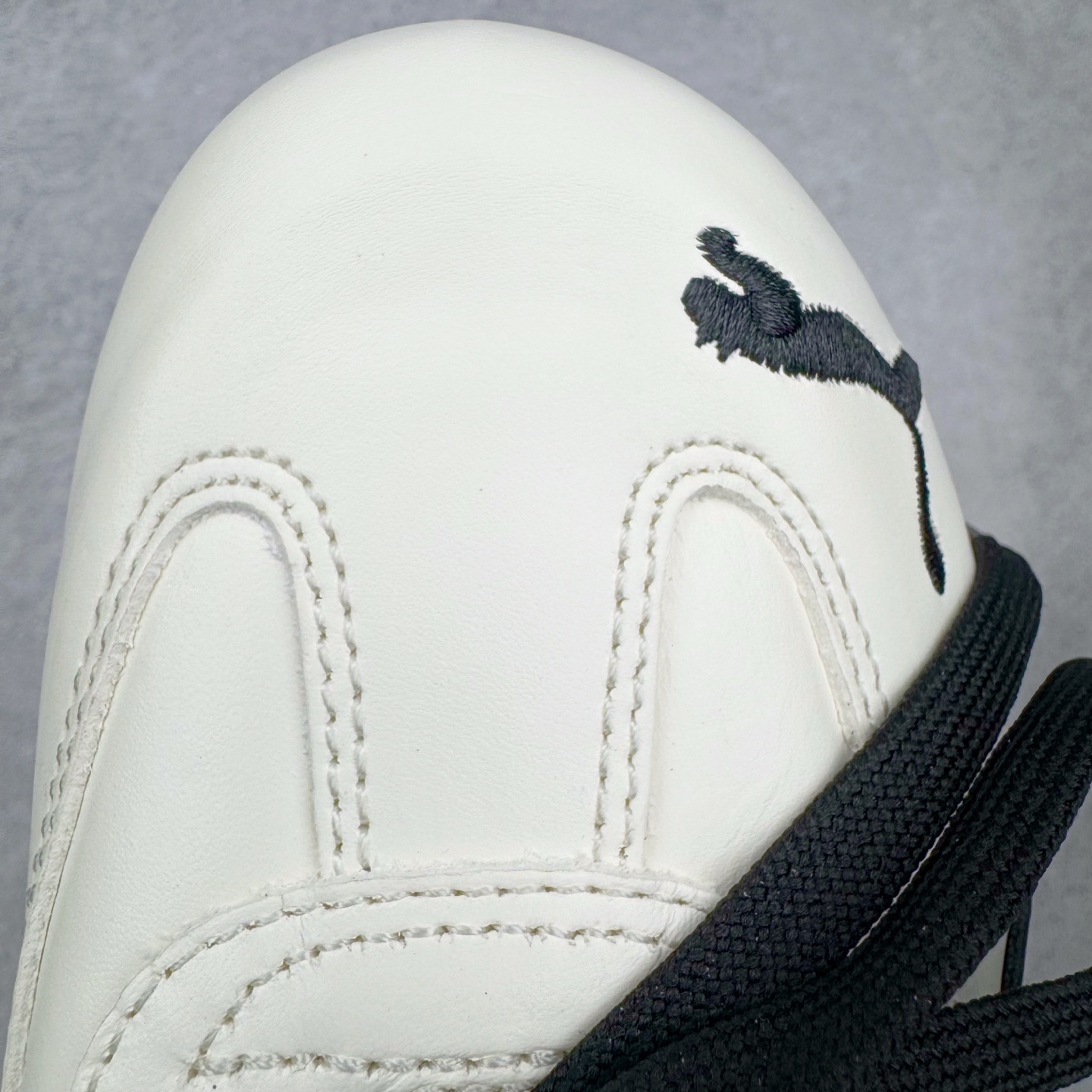 图片[18]-＃HP纯原 Rose x PUMA Speedcat 彪马联名系列情侣薄底赛车德训双鞋带舒适百搭生活休闲鞋 口碑大厂出品 品控大底版型不断改良更新 全套原纸板楦头开发 确保原汁原味 完美呈现版型 一比一鞋头弧度高度鞋身弧度 独家私模原厂航空铝磨具打磨大底 鞋头坡度极致还原 无解鞋型 原盒原配 圈内天花板工艺 原厂玻璃冲刀 超高清洁度 全鞋零毛边皮料切割 原厂中底布 鞋款从80、90年代赛车手所穿的防火赛车鞋为原型，鞋身线条模仿了赛车的流线廓形，体现了空气动力学原理的结构。简约流畅的外观，恰好又和贯穿其中的Formstrip Logo融合恰到好处，视觉上细节丰富且协调。本次Speedcat OG鞋款归来，最大看点自然式保留了窄版鞋型以及薄底构造。这两年各品牌鞋底越做越厚，Speedcat反其道而行之，上脚几乎无鞋底的效果带来耳目一新的视觉体验。鞋面依旧是以质感细腻的麂皮材质打造，并且大面积近乎全包裹的使用，复古味道也愈发浓烈。配色上更是将最原始的黑色和红色带回，向F1赛车队的标志性队服致敬。相信让各位一眼种草的更多是出挑的大红色，上脚即可瞬间点亮整体造型，在以球鞋为核心的OOTD中脱颖而出。而另一款黑色则是低调的万金油，彰显新潮个性的同时又不喧宾夺主，也是热爱简约系穿搭朋友的首选。 尺码：35.5 36 37 37.5 38 38.5 39 40 40.5 41 42 42.5 43 44 44.5 45 46-选品中心