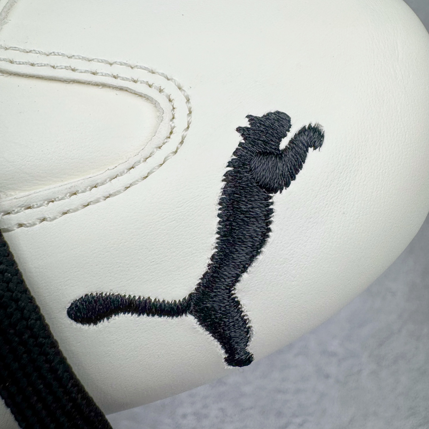 图片[16]-＃HP纯原 Rose x PUMA Speedcat 彪马联名系列情侣薄底赛车德训双鞋带舒适百搭生活休闲鞋 口碑大厂出品 品控大底版型不断改良更新 全套原纸板楦头开发 确保原汁原味 完美呈现版型 一比一鞋头弧度高度鞋身弧度 独家私模原厂航空铝磨具打磨大底 鞋头坡度极致还原 无解鞋型 原盒原配 圈内天花板工艺 原厂玻璃冲刀 超高清洁度 全鞋零毛边皮料切割 原厂中底布 鞋款从80、90年代赛车手所穿的防火赛车鞋为原型，鞋身线条模仿了赛车的流线廓形，体现了空气动力学原理的结构。简约流畅的外观，恰好又和贯穿其中的Formstrip Logo融合恰到好处，视觉上细节丰富且协调。本次Speedcat OG鞋款归来，最大看点自然式保留了窄版鞋型以及薄底构造。这两年各品牌鞋底越做越厚，Speedcat反其道而行之，上脚几乎无鞋底的效果带来耳目一新的视觉体验。鞋面依旧是以质感细腻的麂皮材质打造，并且大面积近乎全包裹的使用，复古味道也愈发浓烈。配色上更是将最原始的黑色和红色带回，向F1赛车队的标志性队服致敬。相信让各位一眼种草的更多是出挑的大红色，上脚即可瞬间点亮整体造型，在以球鞋为核心的OOTD中脱颖而出。而另一款黑色则是低调的万金油，彰显新潮个性的同时又不喧宾夺主，也是热爱简约系穿搭朋友的首选。 尺码：35.5 36 37 37.5 38 38.5 39 40 40.5 41 42 42.5 43 44 44.5 45 46-选品中心