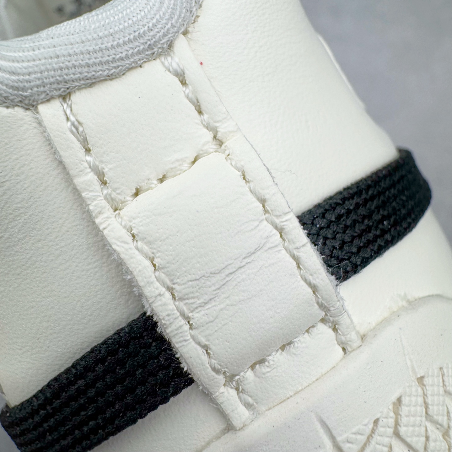 图片[12]-＃HP纯原 Rose x PUMA Speedcat 彪马联名系列情侣薄底赛车德训双鞋带舒适百搭生活休闲鞋 口碑大厂出品 品控大底版型不断改良更新 全套原纸板楦头开发 确保原汁原味 完美呈现版型 一比一鞋头弧度高度鞋身弧度 独家私模原厂航空铝磨具打磨大底 鞋头坡度极致还原 无解鞋型 原盒原配 圈内天花板工艺 原厂玻璃冲刀 超高清洁度 全鞋零毛边皮料切割 原厂中底布 鞋款从80、90年代赛车手所穿的防火赛车鞋为原型，鞋身线条模仿了赛车的流线廓形，体现了空气动力学原理的结构。简约流畅的外观，恰好又和贯穿其中的Formstrip Logo融合恰到好处，视觉上细节丰富且协调。本次Speedcat OG鞋款归来，最大看点自然式保留了窄版鞋型以及薄底构造。这两年各品牌鞋底越做越厚，Speedcat反其道而行之，上脚几乎无鞋底的效果带来耳目一新的视觉体验。鞋面依旧是以质感细腻的麂皮材质打造，并且大面积近乎全包裹的使用，复古味道也愈发浓烈。配色上更是将最原始的黑色和红色带回，向F1赛车队的标志性队服致敬。相信让各位一眼种草的更多是出挑的大红色，上脚即可瞬间点亮整体造型，在以球鞋为核心的OOTD中脱颖而出。而另一款黑色则是低调的万金油，彰显新潮个性的同时又不喧宾夺主，也是热爱简约系穿搭朋友的首选。 尺码：35.5 36 37 37.5 38 38.5 39 40 40.5 41 42 42.5 43 44 44.5 45 46-选品中心