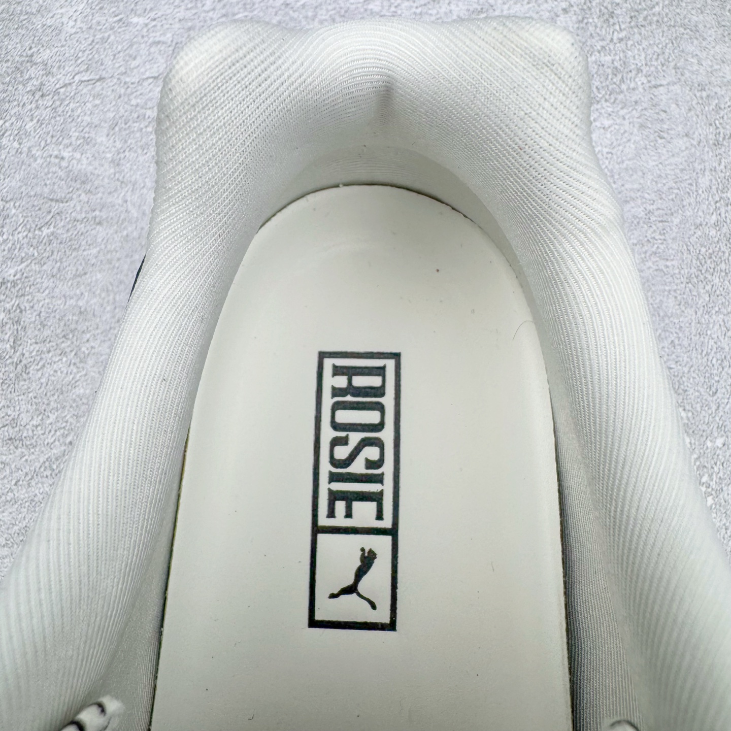 图片[14]-＃HP纯原 Rose x PUMA Speedcat 彪马联名系列情侣薄底赛车德训双鞋带舒适百搭生活休闲鞋 口碑大厂出品 品控大底版型不断改良更新 全套原纸板楦头开发 确保原汁原味 完美呈现版型 一比一鞋头弧度高度鞋身弧度 独家私模原厂航空铝磨具打磨大底 鞋头坡度极致还原 无解鞋型 原盒原配 圈内天花板工艺 原厂玻璃冲刀 超高清洁度 全鞋零毛边皮料切割 原厂中底布 鞋款从80、90年代赛车手所穿的防火赛车鞋为原型，鞋身线条模仿了赛车的流线廓形，体现了空气动力学原理的结构。简约流畅的外观，恰好又和贯穿其中的Formstrip Logo融合恰到好处，视觉上细节丰富且协调。本次Speedcat OG鞋款归来，最大看点自然式保留了窄版鞋型以及薄底构造。这两年各品牌鞋底越做越厚，Speedcat反其道而行之，上脚几乎无鞋底的效果带来耳目一新的视觉体验。鞋面依旧是以质感细腻的麂皮材质打造，并且大面积近乎全包裹的使用，复古味道也愈发浓烈。配色上更是将最原始的黑色和红色带回，向F1赛车队的标志性队服致敬。相信让各位一眼种草的更多是出挑的大红色，上脚即可瞬间点亮整体造型，在以球鞋为核心的OOTD中脱颖而出。而另一款黑色则是低调的万金油，彰显新潮个性的同时又不喧宾夺主，也是热爱简约系穿搭朋友的首选。 尺码：35.5 36 37 37.5 38 38.5 39 40 40.5 41 42 42.5 43 44 44.5 45 46-选品中心