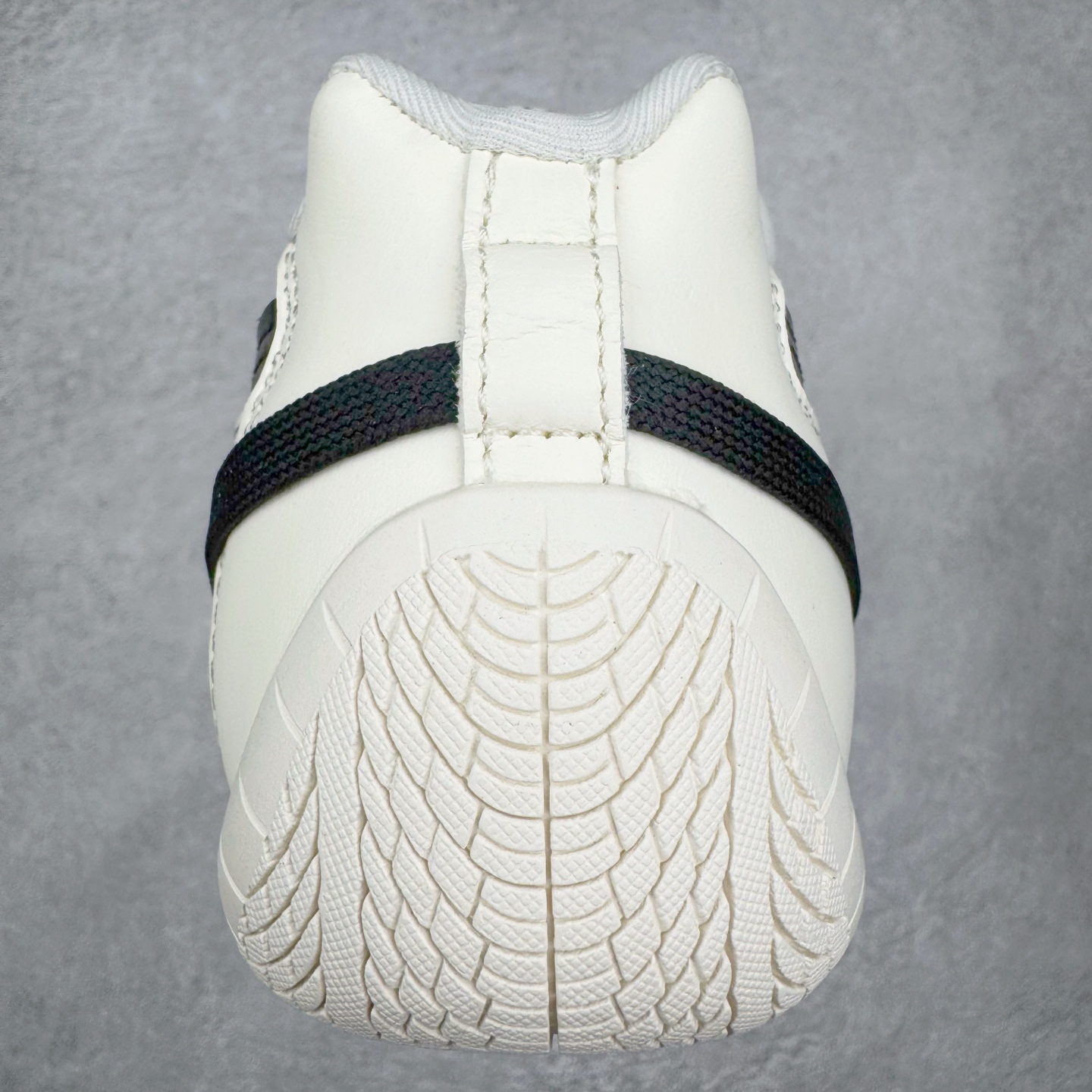 图片[8]-＃HP纯原 Rose x PUMA Speedcat 彪马联名系列情侣薄底赛车德训双鞋带舒适百搭生活休闲鞋 口碑大厂出品 品控大底版型不断改良更新 全套原纸板楦头开发 确保原汁原味 完美呈现版型 一比一鞋头弧度高度鞋身弧度 独家私模原厂航空铝磨具打磨大底 鞋头坡度极致还原 无解鞋型 原盒原配 圈内天花板工艺 原厂玻璃冲刀 超高清洁度 全鞋零毛边皮料切割 原厂中底布 鞋款从80、90年代赛车手所穿的防火赛车鞋为原型，鞋身线条模仿了赛车的流线廓形，体现了空气动力学原理的结构。简约流畅的外观，恰好又和贯穿其中的Formstrip Logo融合恰到好处，视觉上细节丰富且协调。本次Speedcat OG鞋款归来，最大看点自然式保留了窄版鞋型以及薄底构造。这两年各品牌鞋底越做越厚，Speedcat反其道而行之，上脚几乎无鞋底的效果带来耳目一新的视觉体验。鞋面依旧是以质感细腻的麂皮材质打造，并且大面积近乎全包裹的使用，复古味道也愈发浓烈。配色上更是将最原始的黑色和红色带回，向F1赛车队的标志性队服致敬。相信让各位一眼种草的更多是出挑的大红色，上脚即可瞬间点亮整体造型，在以球鞋为核心的OOTD中脱颖而出。而另一款黑色则是低调的万金油，彰显新潮个性的同时又不喧宾夺主，也是热爱简约系穿搭朋友的首选。 尺码：35.5 36 37 37.5 38 38.5 39 40 40.5 41 42 42.5 43 44 44.5 45 46-选品中心