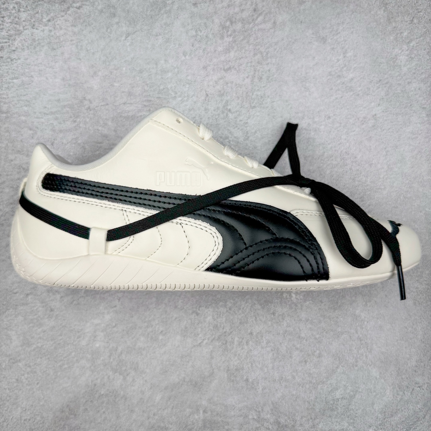 ＃HP纯原 Rose x PUMA Speedcat 彪马联名系列情侣薄底赛车德训双鞋带舒适百搭生活休闲鞋 口碑大厂出品 品控大底版型不断改良更新 全套原纸板楦头开发 确保原汁原味 完美呈现版型 一比一鞋头弧度高度鞋身弧度 独家私模原厂航空铝磨具打磨大底 鞋头坡度极致还原 无解鞋型 原盒原配 圈内天花板工艺 原厂玻璃冲刀 超高清洁度 全鞋零毛边皮料切割 原厂中底布 鞋款从80、90年代赛车手所穿的防火赛车鞋为原型，鞋身线条模仿了赛车的流线廓形，体现了空气动力学原理的结构。简约流畅的外观，恰好又和贯穿其中的Formstrip Logo融合恰到好处，视觉上细节丰富且协调。本次Speedcat OG鞋款归来，最大看点自然式保留了窄版鞋型以及薄底构造。这两年各品牌鞋底越做越厚，Speedcat反其道而行之，上脚几乎无鞋底的效果带来耳目一新的视觉体验。鞋面依旧是以质感细腻的麂皮材质打造，并且大面积近乎全包裹的使用，复古味道也愈发浓烈。配色上更是将最原始的黑色和红色带回，向F1赛车队的标志性队服致敬。相信让各位一眼种草的更多是出挑的大红色，上脚即可瞬间点亮整体造型，在以球鞋为核心的OOTD中脱颖而出。而另一款黑色则是低调的万金油，彰显新潮个性的同时又不喧宾夺主，也是热爱简约系穿搭朋友的首选。 尺码：35.5 36 37 37.5 38 38.5 39 40 40.5 41 42 42.5 43 44 44.5 45 46-选品中心