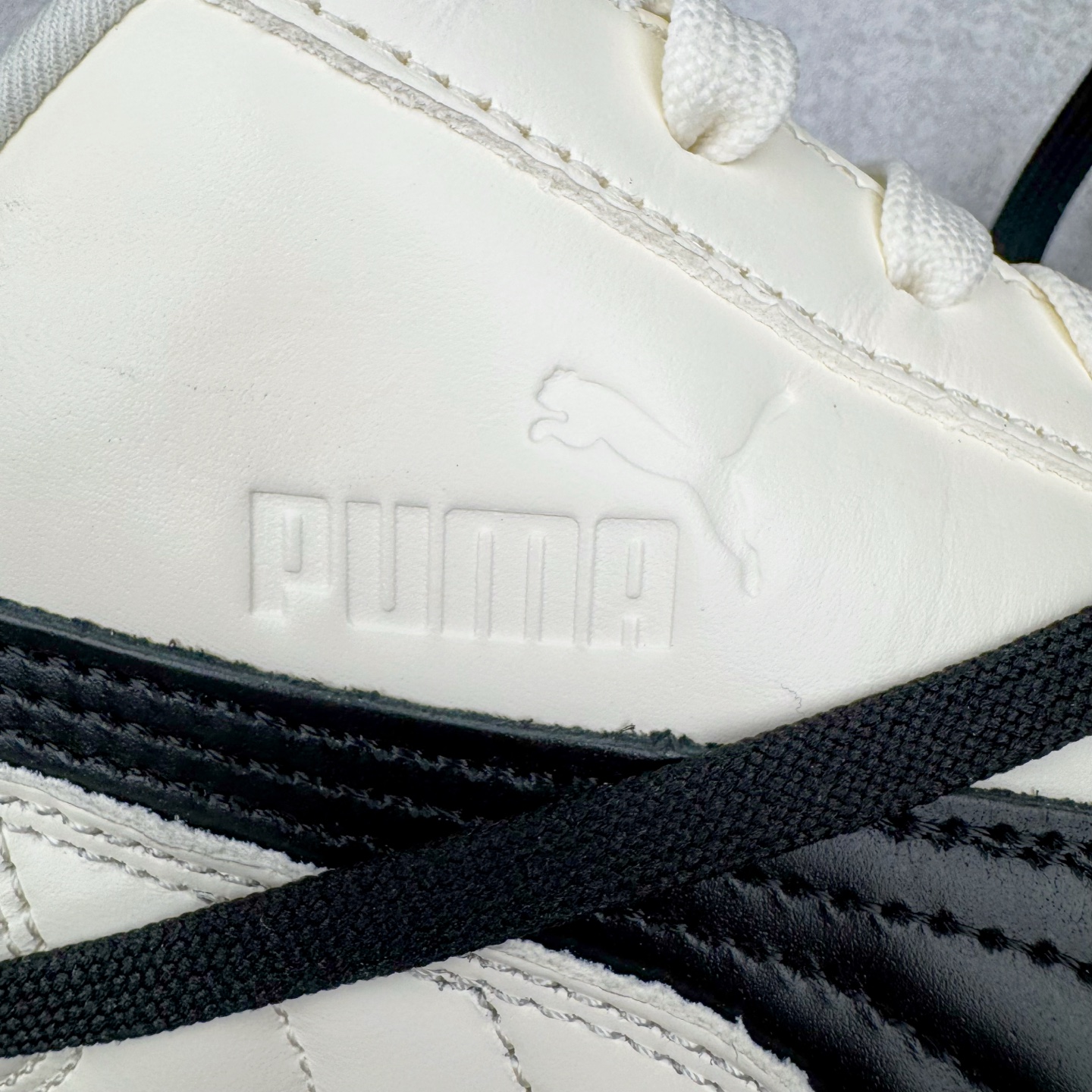 图片[19]-＃HP纯原 Rose x PUMA Speedcat 彪马联名系列情侣薄底赛车德训双鞋带舒适百搭生活休闲鞋 口碑大厂出品 品控大底版型不断改良更新 全套原纸板楦头开发 确保原汁原味 完美呈现版型 一比一鞋头弧度高度鞋身弧度 独家私模原厂航空铝磨具打磨大底 鞋头坡度极致还原 无解鞋型 原盒原配 圈内天花板工艺 原厂玻璃冲刀 超高清洁度 全鞋零毛边皮料切割 原厂中底布 鞋款从80、90年代赛车手所穿的防火赛车鞋为原型，鞋身线条模仿了赛车的流线廓形，体现了空气动力学原理的结构。简约流畅的外观，恰好又和贯穿其中的Formstrip Logo融合恰到好处，视觉上细节丰富且协调。本次Speedcat OG鞋款归来，最大看点自然式保留了窄版鞋型以及薄底构造。这两年各品牌鞋底越做越厚，Speedcat反其道而行之，上脚几乎无鞋底的效果带来耳目一新的视觉体验。鞋面依旧是以质感细腻的麂皮材质打造，并且大面积近乎全包裹的使用，复古味道也愈发浓烈。配色上更是将最原始的黑色和红色带回，向F1赛车队的标志性队服致敬。相信让各位一眼种草的更多是出挑的大红色，上脚即可瞬间点亮整体造型，在以球鞋为核心的OOTD中脱颖而出。而另一款黑色则是低调的万金油，彰显新潮个性的同时又不喧宾夺主，也是热爱简约系穿搭朋友的首选。 尺码：35.5 36 37 37.5 38 38.5 39 40 40.5 41 42 42.5 43 44 44.5 45 46-选品中心