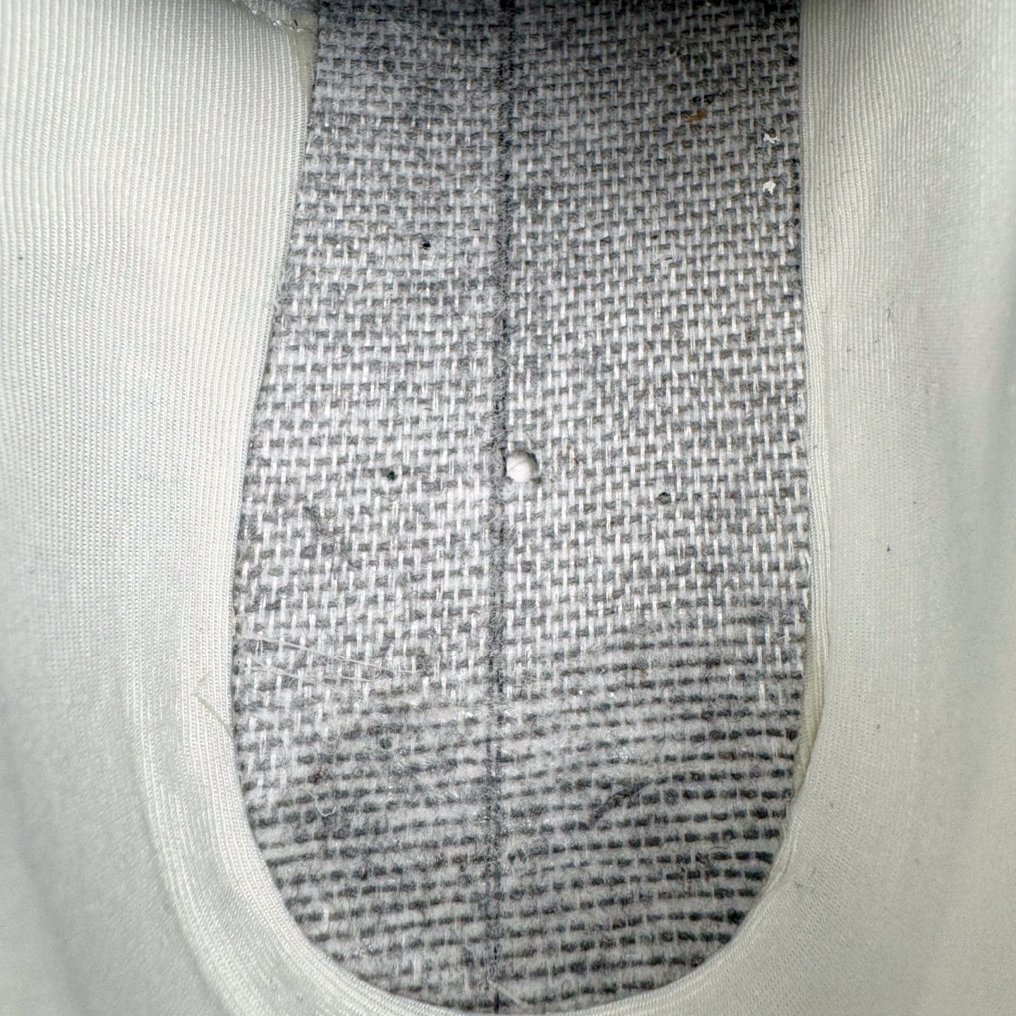 图片[17]-＃HP纯原 Rose x PUMA Speedcat 彪马联名系列情侣薄底赛车德训双鞋带舒适百搭生活休闲鞋 口碑大厂出品 品控大底版型不断改良更新 全套原纸板楦头开发 确保原汁原味 完美呈现版型 一比一鞋头弧度高度鞋身弧度 独家私模原厂航空铝磨具打磨大底 鞋头坡度极致还原 无解鞋型 原盒原配 圈内天花板工艺 原厂玻璃冲刀 超高清洁度 全鞋零毛边皮料切割 原厂中底布 鞋款从80、90年代赛车手所穿的防火赛车鞋为原型，鞋身线条模仿了赛车的流线廓形，体现了空气动力学原理的结构。简约流畅的外观，恰好又和贯穿其中的Formstrip Logo融合恰到好处，视觉上细节丰富且协调。本次Speedcat OG鞋款归来，最大看点自然式保留了窄版鞋型以及薄底构造。这两年各品牌鞋底越做越厚，Speedcat反其道而行之，上脚几乎无鞋底的效果带来耳目一新的视觉体验。鞋面依旧是以质感细腻的麂皮材质打造，并且大面积近乎全包裹的使用，复古味道也愈发浓烈。配色上更是将最原始的黑色和红色带回，向F1赛车队的标志性队服致敬。相信让各位一眼种草的更多是出挑的大红色，上脚即可瞬间点亮整体造型，在以球鞋为核心的OOTD中脱颖而出。而另一款黑色则是低调的万金油，彰显新潮个性的同时又不喧宾夺主，也是热爱简约系穿搭朋友的首选。 尺码：35.5 36 37 37.5 38 38.5 39 40 40.5 41 42 42.5 43 44 44.5 45 46-选品中心