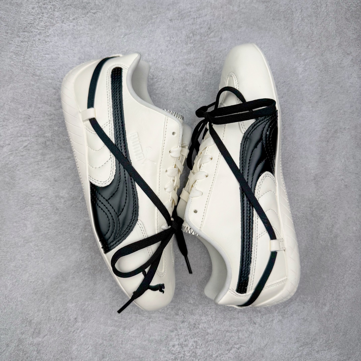 图片[3]-＃HP纯原 Rose x PUMA Speedcat 彪马联名系列情侣薄底赛车德训双鞋带舒适百搭生活休闲鞋 口碑大厂出品 品控大底版型不断改良更新 全套原纸板楦头开发 确保原汁原味 完美呈现版型 一比一鞋头弧度高度鞋身弧度 独家私模原厂航空铝磨具打磨大底 鞋头坡度极致还原 无解鞋型 原盒原配 圈内天花板工艺 原厂玻璃冲刀 超高清洁度 全鞋零毛边皮料切割 原厂中底布 鞋款从80、90年代赛车手所穿的防火赛车鞋为原型，鞋身线条模仿了赛车的流线廓形，体现了空气动力学原理的结构。简约流畅的外观，恰好又和贯穿其中的Formstrip Logo融合恰到好处，视觉上细节丰富且协调。本次Speedcat OG鞋款归来，最大看点自然式保留了窄版鞋型以及薄底构造。这两年各品牌鞋底越做越厚，Speedcat反其道而行之，上脚几乎无鞋底的效果带来耳目一新的视觉体验。鞋面依旧是以质感细腻的麂皮材质打造，并且大面积近乎全包裹的使用，复古味道也愈发浓烈。配色上更是将最原始的黑色和红色带回，向F1赛车队的标志性队服致敬。相信让各位一眼种草的更多是出挑的大红色，上脚即可瞬间点亮整体造型，在以球鞋为核心的OOTD中脱颖而出。而另一款黑色则是低调的万金油，彰显新潮个性的同时又不喧宾夺主，也是热爱简约系穿搭朋友的首选。 尺码：35.5 36 37 37.5 38 38.5 39 40 40.5 41 42 42.5 43 44 44.5 45 46-选品中心