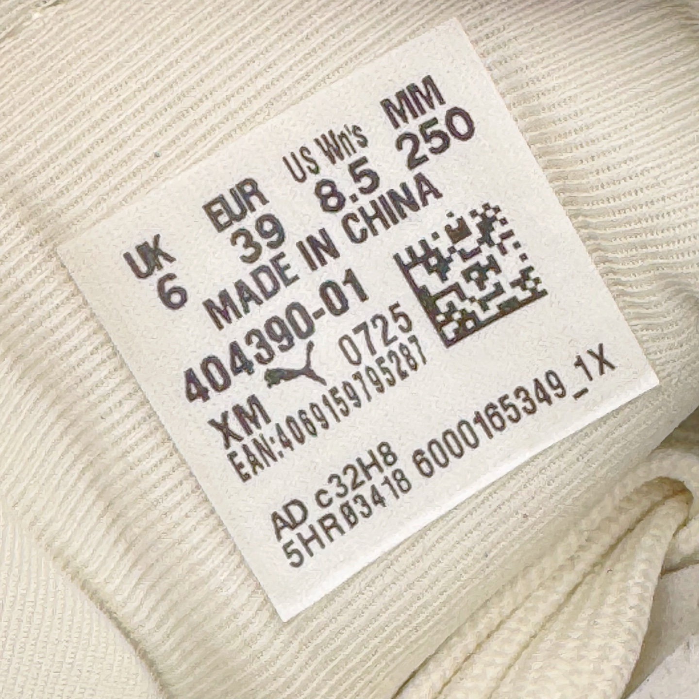 图片[10]-＃HP纯原 Rose x PUMA Speedcat 彪马联名系列情侣薄底赛车德训双鞋带舒适百搭生活休闲鞋 口碑大厂出品 品控大底版型不断改良更新 全套原纸板楦头开发 确保原汁原味 完美呈现版型 一比一鞋头弧度高度鞋身弧度 独家私模原厂航空铝磨具打磨大底 鞋头坡度极致还原 无解鞋型 原盒原配 圈内天花板工艺 原厂玻璃冲刀 超高清洁度 全鞋零毛边皮料切割 原厂中底布 鞋款从80、90年代赛车手所穿的防火赛车鞋为原型，鞋身线条模仿了赛车的流线廓形，体现了空气动力学原理的结构。简约流畅的外观，恰好又和贯穿其中的Formstrip Logo融合恰到好处，视觉上细节丰富且协调。本次Speedcat OG鞋款归来，最大看点自然式保留了窄版鞋型以及薄底构造。这两年各品牌鞋底越做越厚，Speedcat反其道而行之，上脚几乎无鞋底的效果带来耳目一新的视觉体验。鞋面依旧是以质感细腻的麂皮材质打造，并且大面积近乎全包裹的使用，复古味道也愈发浓烈。配色上更是将最原始的黑色和红色带回，向F1赛车队的标志性队服致敬。相信让各位一眼种草的更多是出挑的大红色，上脚即可瞬间点亮整体造型，在以球鞋为核心的OOTD中脱颖而出。而另一款黑色则是低调的万金油，彰显新潮个性的同时又不喧宾夺主，也是热爱简约系穿搭朋友的首选。 尺码：35.5 36 37 37.5 38 38.5 39 40 40.5 41 42 42.5 43 44 44.5 45 46-选品中心