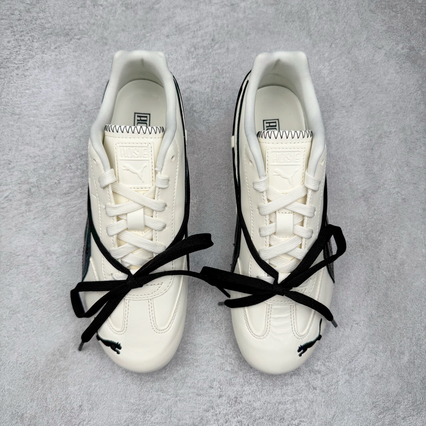 图片[2]-＃HP纯原 Rose x PUMA Speedcat 彪马联名系列情侣薄底赛车德训双鞋带舒适百搭生活休闲鞋 口碑大厂出品 品控大底版型不断改良更新 全套原纸板楦头开发 确保原汁原味 完美呈现版型 一比一鞋头弧度高度鞋身弧度 独家私模原厂航空铝磨具打磨大底 鞋头坡度极致还原 无解鞋型 原盒原配 圈内天花板工艺 原厂玻璃冲刀 超高清洁度 全鞋零毛边皮料切割 原厂中底布 鞋款从80、90年代赛车手所穿的防火赛车鞋为原型，鞋身线条模仿了赛车的流线廓形，体现了空气动力学原理的结构。简约流畅的外观，恰好又和贯穿其中的Formstrip Logo融合恰到好处，视觉上细节丰富且协调。本次Speedcat OG鞋款归来，最大看点自然式保留了窄版鞋型以及薄底构造。这两年各品牌鞋底越做越厚，Speedcat反其道而行之，上脚几乎无鞋底的效果带来耳目一新的视觉体验。鞋面依旧是以质感细腻的麂皮材质打造，并且大面积近乎全包裹的使用，复古味道也愈发浓烈。配色上更是将最原始的黑色和红色带回，向F1赛车队的标志性队服致敬。相信让各位一眼种草的更多是出挑的大红色，上脚即可瞬间点亮整体造型，在以球鞋为核心的OOTD中脱颖而出。而另一款黑色则是低调的万金油，彰显新潮个性的同时又不喧宾夺主，也是热爱简约系穿搭朋友的首选。 尺码：35.5 36 37 37.5 38 38.5 39 40 40.5 41 42 42.5 43 44 44.5 45 46-选品中心