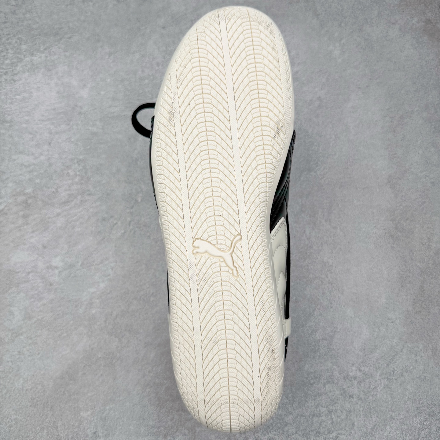 图片[9]-＃HP纯原 Rose x PUMA Speedcat 彪马联名系列情侣薄底赛车德训双鞋带舒适百搭生活休闲鞋 口碑大厂出品 品控大底版型不断改良更新 全套原纸板楦头开发 确保原汁原味 完美呈现版型 一比一鞋头弧度高度鞋身弧度 独家私模原厂航空铝磨具打磨大底 鞋头坡度极致还原 无解鞋型 原盒原配 圈内天花板工艺 原厂玻璃冲刀 超高清洁度 全鞋零毛边皮料切割 原厂中底布 鞋款从80、90年代赛车手所穿的防火赛车鞋为原型，鞋身线条模仿了赛车的流线廓形，体现了空气动力学原理的结构。简约流畅的外观，恰好又和贯穿其中的Formstrip Logo融合恰到好处，视觉上细节丰富且协调。本次Speedcat OG鞋款归来，最大看点自然式保留了窄版鞋型以及薄底构造。这两年各品牌鞋底越做越厚，Speedcat反其道而行之，上脚几乎无鞋底的效果带来耳目一新的视觉体验。鞋面依旧是以质感细腻的麂皮材质打造，并且大面积近乎全包裹的使用，复古味道也愈发浓烈。配色上更是将最原始的黑色和红色带回，向F1赛车队的标志性队服致敬。相信让各位一眼种草的更多是出挑的大红色，上脚即可瞬间点亮整体造型，在以球鞋为核心的OOTD中脱颖而出。而另一款黑色则是低调的万金油，彰显新潮个性的同时又不喧宾夺主，也是热爱简约系穿搭朋友的首选。 尺码：35.5 36 37 37.5 38 38.5 39 40 40.5 41 42 42.5 43 44 44.5 45 46-选品中心