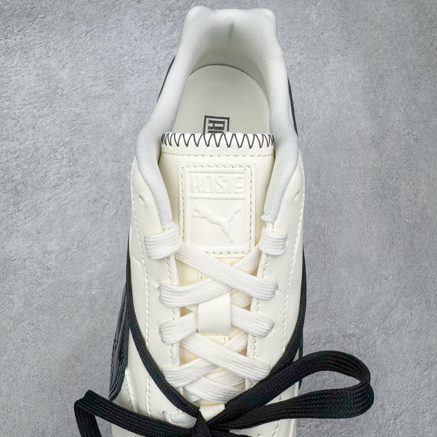 图片[5]-＃HP纯原 Rose x PUMA Speedcat 彪马联名系列情侣薄底赛车德训双鞋带舒适百搭生活休闲鞋 口碑大厂出品 品控大底版型不断改良更新 全套原纸板楦头开发 确保原汁原味 完美呈现版型 一比一鞋头弧度高度鞋身弧度 独家私模原厂航空铝磨具打磨大底 鞋头坡度极致还原 无解鞋型 原盒原配 圈内天花板工艺 原厂玻璃冲刀 超高清洁度 全鞋零毛边皮料切割 原厂中底布 鞋款从80、90年代赛车手所穿的防火赛车鞋为原型，鞋身线条模仿了赛车的流线廓形，体现了空气动力学原理的结构。简约流畅的外观，恰好又和贯穿其中的Formstrip Logo融合恰到好处，视觉上细节丰富且协调。本次Speedcat OG鞋款归来，最大看点自然式保留了窄版鞋型以及薄底构造。这两年各品牌鞋底越做越厚，Speedcat反其道而行之，上脚几乎无鞋底的效果带来耳目一新的视觉体验。鞋面依旧是以质感细腻的麂皮材质打造，并且大面积近乎全包裹的使用，复古味道也愈发浓烈。配色上更是将最原始的黑色和红色带回，向F1赛车队的标志性队服致敬。相信让各位一眼种草的更多是出挑的大红色，上脚即可瞬间点亮整体造型，在以球鞋为核心的OOTD中脱颖而出。而另一款黑色则是低调的万金油，彰显新潮个性的同时又不喧宾夺主，也是热爱简约系穿搭朋友的首选。 尺码：35.5 36 37 37.5 38 38.5 39 40 40.5 41 42 42.5 43 44 44.5 45 46-选品中心