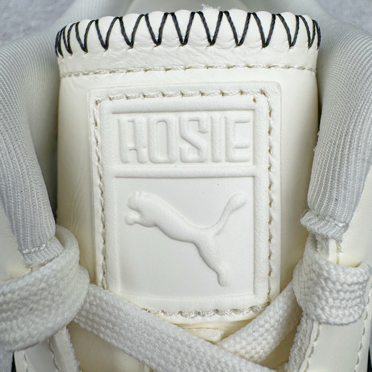 图片[15]-＃HP纯原 Rose x PUMA Speedcat 彪马联名系列情侣薄底赛车德训双鞋带舒适百搭生活休闲鞋 口碑大厂出品 品控大底版型不断改良更新 全套原纸板楦头开发 确保原汁原味 完美呈现版型 一比一鞋头弧度高度鞋身弧度 独家私模原厂航空铝磨具打磨大底 鞋头坡度极致还原 无解鞋型 原盒原配 圈内天花板工艺 原厂玻璃冲刀 超高清洁度 全鞋零毛边皮料切割 原厂中底布 鞋款从80、90年代赛车手所穿的防火赛车鞋为原型，鞋身线条模仿了赛车的流线廓形，体现了空气动力学原理的结构。简约流畅的外观，恰好又和贯穿其中的Formstrip Logo融合恰到好处，视觉上细节丰富且协调。本次Speedcat OG鞋款归来，最大看点自然式保留了窄版鞋型以及薄底构造。这两年各品牌鞋底越做越厚，Speedcat反其道而行之，上脚几乎无鞋底的效果带来耳目一新的视觉体验。鞋面依旧是以质感细腻的麂皮材质打造，并且大面积近乎全包裹的使用，复古味道也愈发浓烈。配色上更是将最原始的黑色和红色带回，向F1赛车队的标志性队服致敬。相信让各位一眼种草的更多是出挑的大红色，上脚即可瞬间点亮整体造型，在以球鞋为核心的OOTD中脱颖而出。而另一款黑色则是低调的万金油，彰显新潮个性的同时又不喧宾夺主，也是热爱简约系穿搭朋友的首选。 尺码：35.5 36 37 37.5 38 38.5 39 40 40.5 41 42 42.5 43 44 44.5 45 46-选品中心