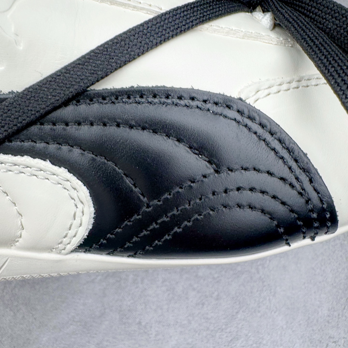 图片[21]-＃HP纯原 Rose x PUMA Speedcat 彪马联名系列情侣薄底赛车德训双鞋带舒适百搭生活休闲鞋 口碑大厂出品 品控大底版型不断改良更新 全套原纸板楦头开发 确保原汁原味 完美呈现版型 一比一鞋头弧度高度鞋身弧度 独家私模原厂航空铝磨具打磨大底 鞋头坡度极致还原 无解鞋型 原盒原配 圈内天花板工艺 原厂玻璃冲刀 超高清洁度 全鞋零毛边皮料切割 原厂中底布 鞋款从80、90年代赛车手所穿的防火赛车鞋为原型，鞋身线条模仿了赛车的流线廓形，体现了空气动力学原理的结构。简约流畅的外观，恰好又和贯穿其中的Formstrip Logo融合恰到好处，视觉上细节丰富且协调。本次Speedcat OG鞋款归来，最大看点自然式保留了窄版鞋型以及薄底构造。这两年各品牌鞋底越做越厚，Speedcat反其道而行之，上脚几乎无鞋底的效果带来耳目一新的视觉体验。鞋面依旧是以质感细腻的麂皮材质打造，并且大面积近乎全包裹的使用，复古味道也愈发浓烈。配色上更是将最原始的黑色和红色带回，向F1赛车队的标志性队服致敬。相信让各位一眼种草的更多是出挑的大红色，上脚即可瞬间点亮整体造型，在以球鞋为核心的OOTD中脱颖而出。而另一款黑色则是低调的万金油，彰显新潮个性的同时又不喧宾夺主，也是热爱简约系穿搭朋友的首选。 尺码：35.5 36 37 37.5 38 38.5 39 40 40.5 41 42 42.5 43 44 44.5 45 46-选品中心