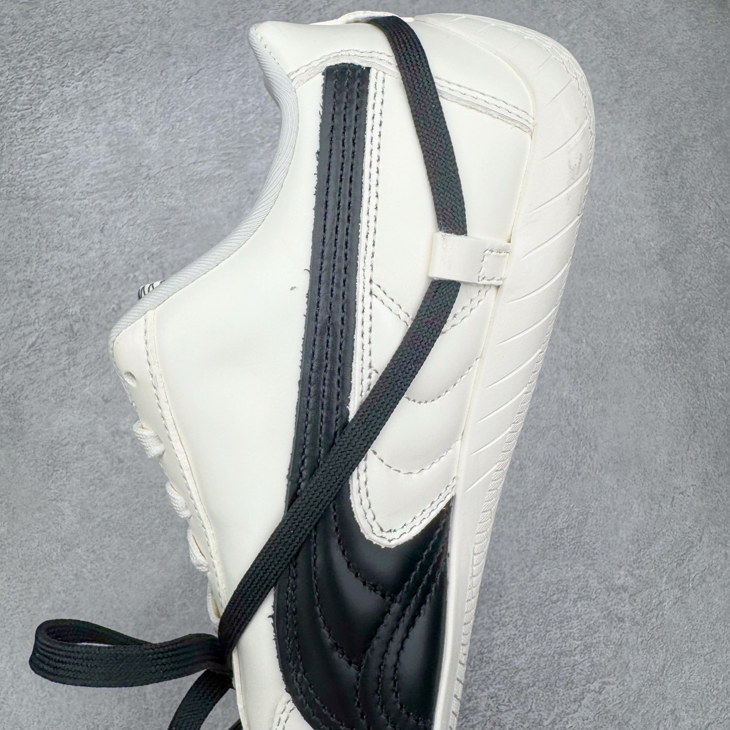 图片[7]-＃HP纯原 Rose x PUMA Speedcat 彪马联名系列情侣薄底赛车德训双鞋带舒适百搭生活休闲鞋 口碑大厂出品 品控大底版型不断改良更新 全套原纸板楦头开发 确保原汁原味 完美呈现版型 一比一鞋头弧度高度鞋身弧度 独家私模原厂航空铝磨具打磨大底 鞋头坡度极致还原 无解鞋型 原盒原配 圈内天花板工艺 原厂玻璃冲刀 超高清洁度 全鞋零毛边皮料切割 原厂中底布 鞋款从80、90年代赛车手所穿的防火赛车鞋为原型，鞋身线条模仿了赛车的流线廓形，体现了空气动力学原理的结构。简约流畅的外观，恰好又和贯穿其中的Formstrip Logo融合恰到好处，视觉上细节丰富且协调。本次Speedcat OG鞋款归来，最大看点自然式保留了窄版鞋型以及薄底构造。这两年各品牌鞋底越做越厚，Speedcat反其道而行之，上脚几乎无鞋底的效果带来耳目一新的视觉体验。鞋面依旧是以质感细腻的麂皮材质打造，并且大面积近乎全包裹的使用，复古味道也愈发浓烈。配色上更是将最原始的黑色和红色带回，向F1赛车队的标志性队服致敬。相信让各位一眼种草的更多是出挑的大红色，上脚即可瞬间点亮整体造型，在以球鞋为核心的OOTD中脱颖而出。而另一款黑色则是低调的万金油，彰显新潮个性的同时又不喧宾夺主，也是热爱简约系穿搭朋友的首选。 尺码：35.5 36 37 37.5 38 38.5 39 40 40.5 41 42 42.5 43 44 44.5 45 46-选品中心