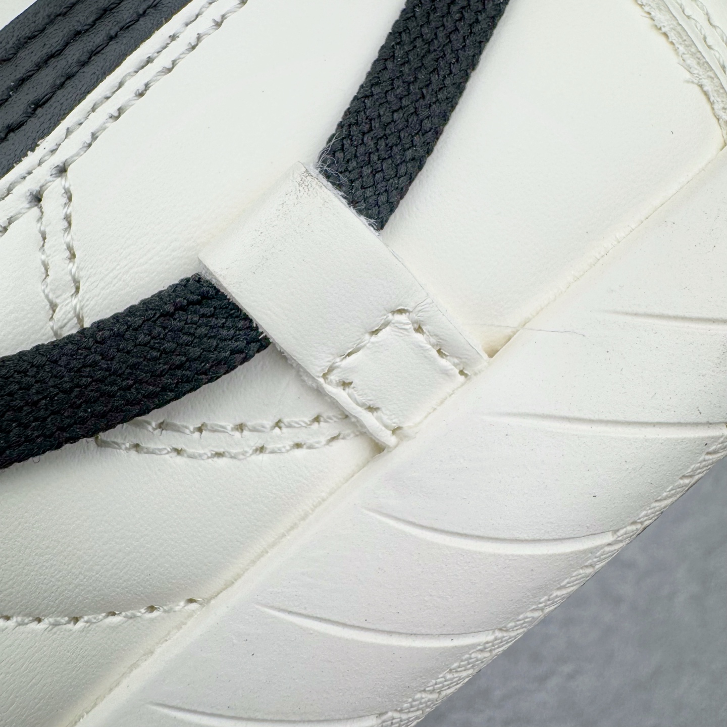 图片[13]-＃HP纯原 Rose x PUMA Speedcat 彪马联名系列情侣薄底赛车德训双鞋带舒适百搭生活休闲鞋 口碑大厂出品 品控大底版型不断改良更新 全套原纸板楦头开发 确保原汁原味 完美呈现版型 一比一鞋头弧度高度鞋身弧度 独家私模原厂航空铝磨具打磨大底 鞋头坡度极致还原 无解鞋型 原盒原配 圈内天花板工艺 原厂玻璃冲刀 超高清洁度 全鞋零毛边皮料切割 原厂中底布 鞋款从80、90年代赛车手所穿的防火赛车鞋为原型，鞋身线条模仿了赛车的流线廓形，体现了空气动力学原理的结构。简约流畅的外观，恰好又和贯穿其中的Formstrip Logo融合恰到好处，视觉上细节丰富且协调。本次Speedcat OG鞋款归来，最大看点自然式保留了窄版鞋型以及薄底构造。这两年各品牌鞋底越做越厚，Speedcat反其道而行之，上脚几乎无鞋底的效果带来耳目一新的视觉体验。鞋面依旧是以质感细腻的麂皮材质打造，并且大面积近乎全包裹的使用，复古味道也愈发浓烈。配色上更是将最原始的黑色和红色带回，向F1赛车队的标志性队服致敬。相信让各位一眼种草的更多是出挑的大红色，上脚即可瞬间点亮整体造型，在以球鞋为核心的OOTD中脱颖而出。而另一款黑色则是低调的万金油，彰显新潮个性的同时又不喧宾夺主，也是热爱简约系穿搭朋友的首选。 尺码：35.5 36 37 37.5 38 38.5 39 40 40.5 41 42 42.5 43 44 44.5 45 46-选品中心