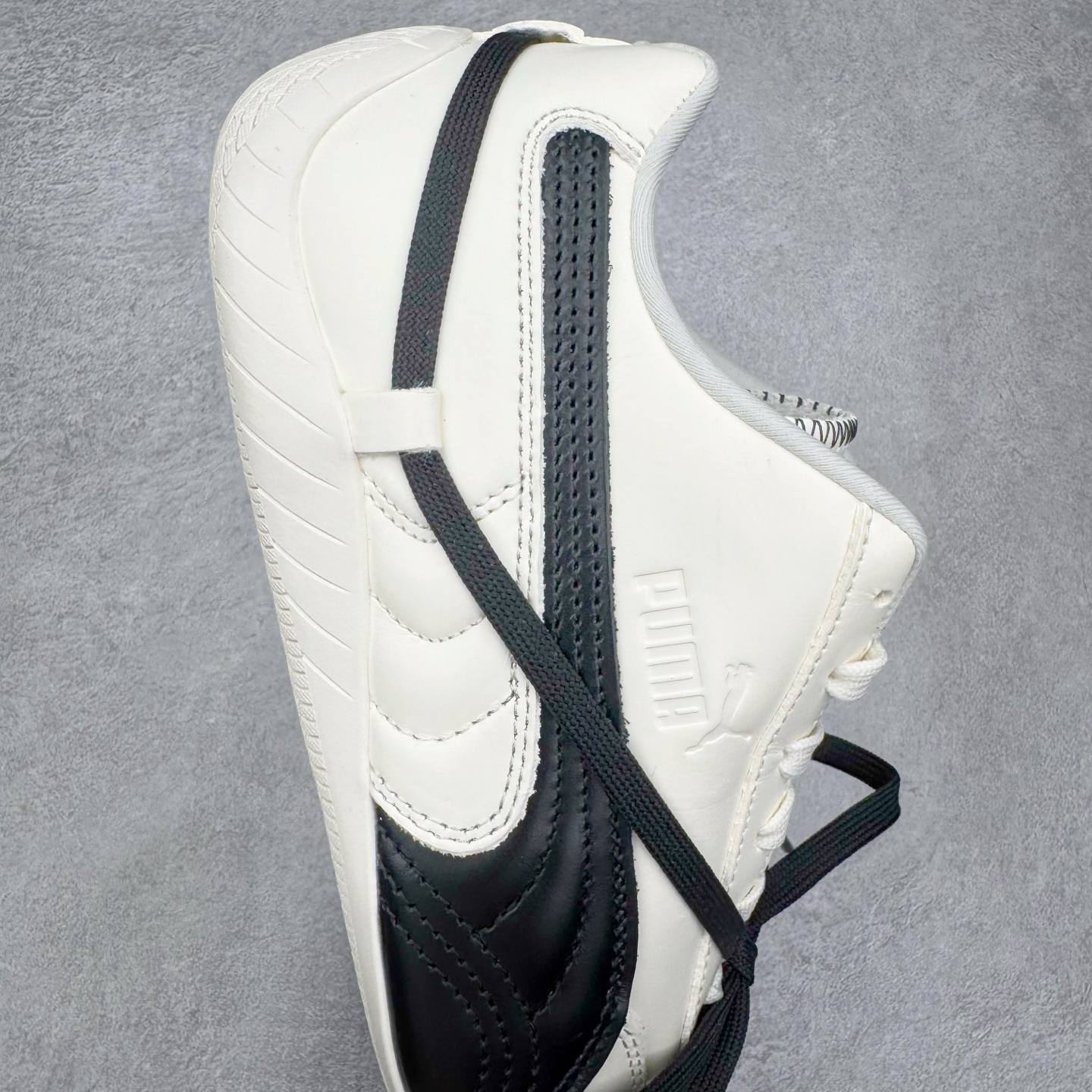 图片[6]-＃HP纯原 Rose x PUMA Speedcat 彪马联名系列情侣薄底赛车德训双鞋带舒适百搭生活休闲鞋 口碑大厂出品 品控大底版型不断改良更新 全套原纸板楦头开发 确保原汁原味 完美呈现版型 一比一鞋头弧度高度鞋身弧度 独家私模原厂航空铝磨具打磨大底 鞋头坡度极致还原 无解鞋型 原盒原配 圈内天花板工艺 原厂玻璃冲刀 超高清洁度 全鞋零毛边皮料切割 原厂中底布 鞋款从80、90年代赛车手所穿的防火赛车鞋为原型，鞋身线条模仿了赛车的流线廓形，体现了空气动力学原理的结构。简约流畅的外观，恰好又和贯穿其中的Formstrip Logo融合恰到好处，视觉上细节丰富且协调。本次Speedcat OG鞋款归来，最大看点自然式保留了窄版鞋型以及薄底构造。这两年各品牌鞋底越做越厚，Speedcat反其道而行之，上脚几乎无鞋底的效果带来耳目一新的视觉体验。鞋面依旧是以质感细腻的麂皮材质打造，并且大面积近乎全包裹的使用，复古味道也愈发浓烈。配色上更是将最原始的黑色和红色带回，向F1赛车队的标志性队服致敬。相信让各位一眼种草的更多是出挑的大红色，上脚即可瞬间点亮整体造型，在以球鞋为核心的OOTD中脱颖而出。而另一款黑色则是低调的万金油，彰显新潮个性的同时又不喧宾夺主，也是热爱简约系穿搭朋友的首选。 尺码：35.5 36 37 37.5 38 38.5 39 40 40.5 41 42 42.5 43 44 44.5 45 46-选品中心