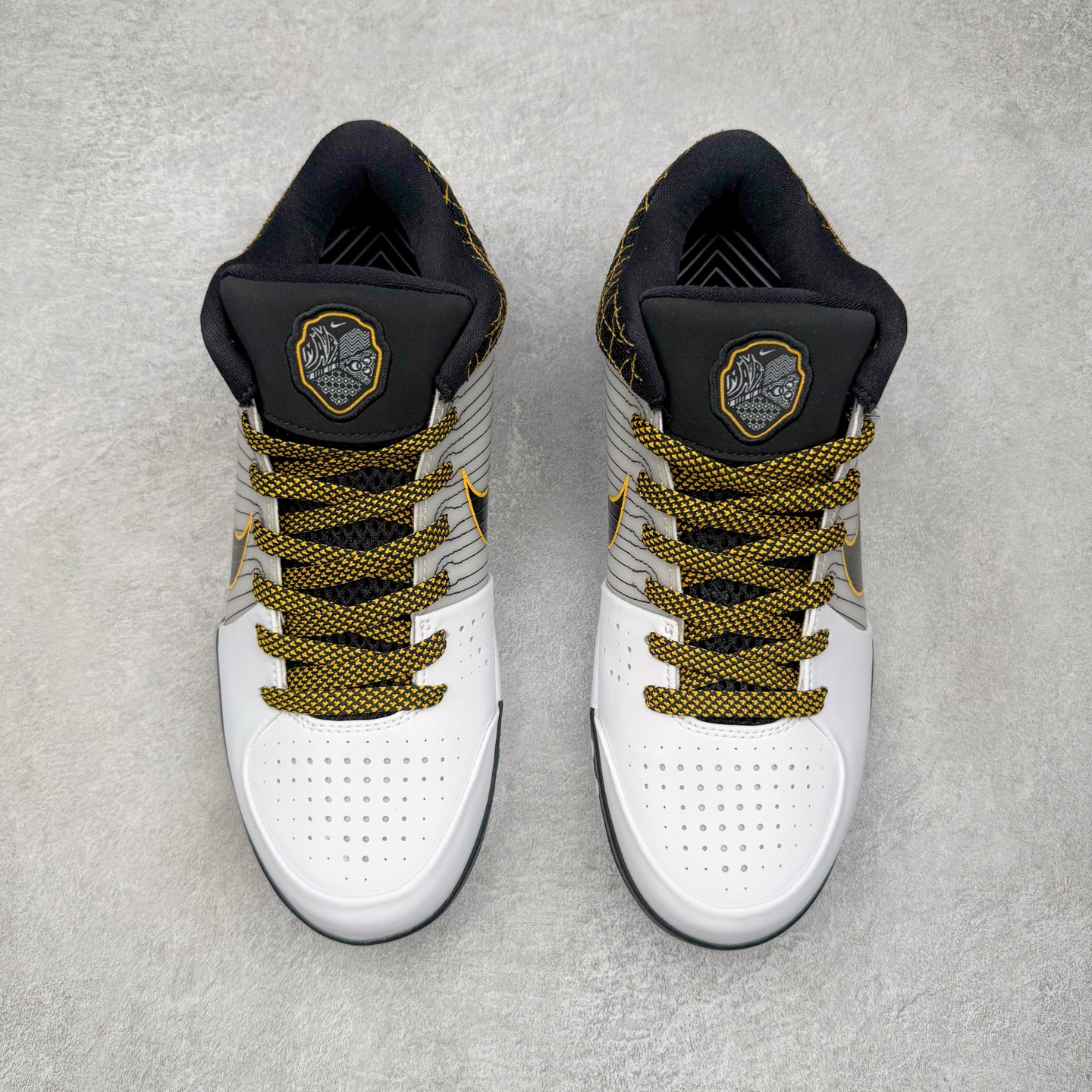 图片[2]-＃BS纯原 NK Zoom Kobe 4 Protro 科比四代 季后赛 AV6339-101 Zoom Turbo气垫➕后掌EVA缓震 实战配置直接拉满 原楦纸板开发 鞋身流线型、后跟塑形 区分土肥圆 原档数据3D打印 鞋面细节匹配原版 全身鞋材卡料色独家定制 唯一正确喷漆 SWOOSH NK专利Flyknit飞线科技 给予鞋身足够抗扭矩力 真实底模最大48.5 实战利器 专供海外市场 尺码：40 40.5 41 42 42.5 43 44 44.5 45 46 47.5 48.5 （脚宽、脚胖 建议买大半码）-选品中心