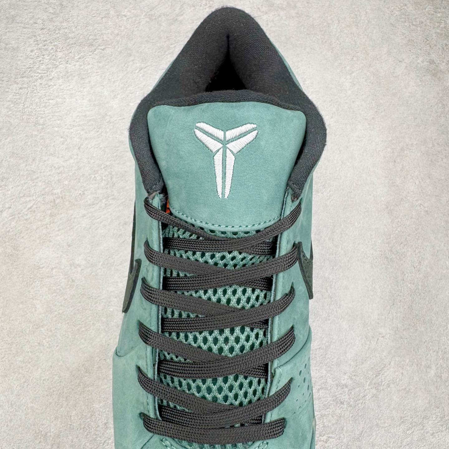 图片[5]-＃BS纯原 NK Zoom Kobe 4 科比四代 电镀银绿色 FQ3545-300 Zoom Turbo气垫➕后掌EVA缓震 实战配置直接拉满 原楦纸板开发 鞋身流线型、后跟塑形 区分土肥圆 原档数据3D打印 鞋面细节匹配原版 全身鞋材卡料色独家定制 唯一正确喷漆 SWOOSH NK专利Flyknit飞线科技 给予鞋身足够抗扭矩力 真实底模最大48.5 实战利器 专供海外市场 男女鞋 尺码：36 36.5 37.5 38 38.5 39 40 40.5 41 42 42.5 43 44 44.5 45 46 47.5 （脚宽、脚胖 建议买大半码）-选品中心