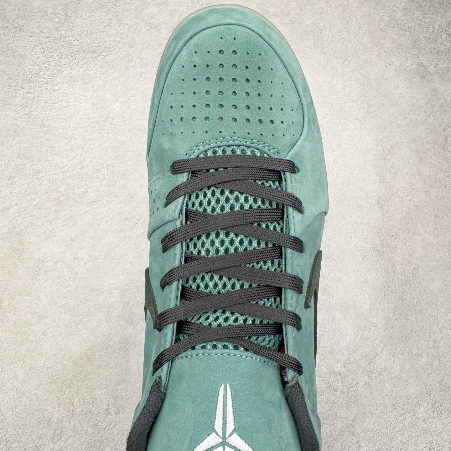 图片[4]-＃BS纯原 NK Zoom Kobe 4 科比四代 电镀银绿色 FQ3545-300 Zoom Turbo气垫➕后掌EVA缓震 实战配置直接拉满 原楦纸板开发 鞋身流线型、后跟塑形 区分土肥圆 原档数据3D打印 鞋面细节匹配原版 全身鞋材卡料色独家定制 唯一正确喷漆 SWOOSH NK专利Flyknit飞线科技 给予鞋身足够抗扭矩力 真实底模最大48.5 实战利器 专供海外市场 男女鞋 尺码：36 36.5 37.5 38 38.5 39 40 40.5 41 42 42.5 43 44 44.5 45 46 47.5 （脚宽、脚胖 建议买大半码）-选品中心