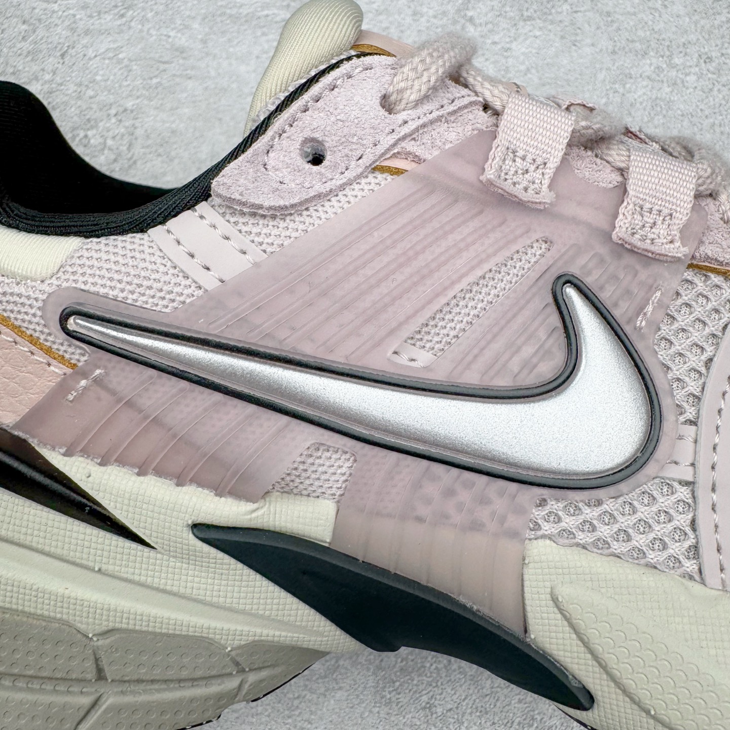 图片[15]-＃HP纯原 NK V2K Runtekk 减震防滑低帮 复古老爹鞋跑步鞋 FN6703-001 鞋款被命名为 Runtekk 设计上借鉴了 2000 年的跑鞋风格 配色上以金属银为主调 简练又有复古运动气质 材质上使用大面积网眼、皮革、TPU 组成 支撑和透气性肯定不错 中底处由 Cushlon 泡绵打造 保证在压马路时可以提供优秀脚感 并通过一手做旧氧化效果突出复古感 中底造型很容易让大家联想到巴黎世家3XL 增高效果同样不能忽视 尺码：35.5 36 36.5 37.5 38 38.5 39 40 40.5 41 42 42.5 43 44 44.5 45 46-选品中心