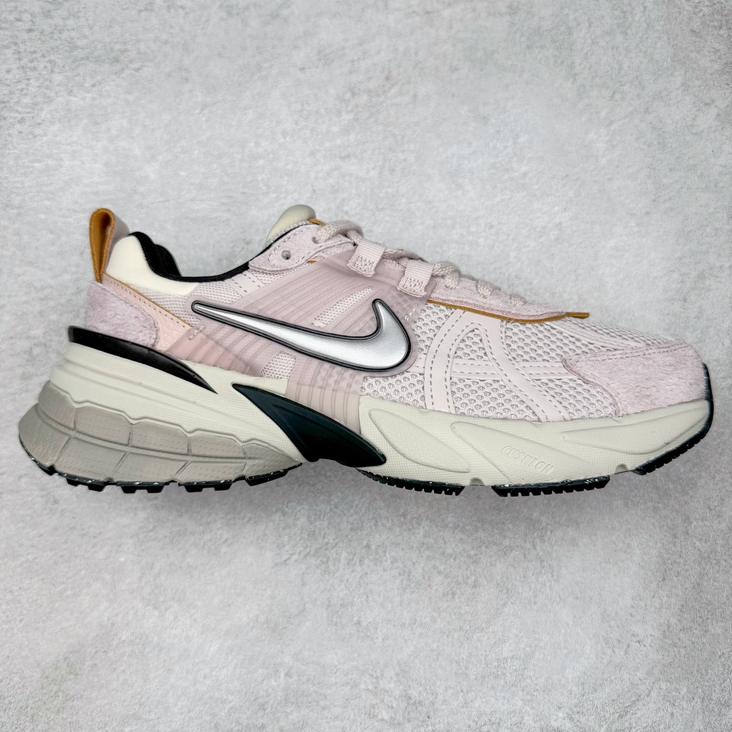 ＃HP纯原 NK V2K Runtekk 减震防滑低帮 复古老爹鞋跑步鞋 FN6703-001 鞋款被命名为 Runtekk 设计上借鉴了 2000 年的跑鞋风格 配色上以金属银为主调 简练又有复古运动气质 材质上使用大面积网眼、皮革、TPU 组成 支撑和透气性肯定不错 中底处由 Cushlon 泡绵打造 保证在压马路时可以提供优秀脚感 并通过一手做旧氧化效果突出复古感 中底造型很容易让大家联想到巴黎世家3XL 增高效果同样不能忽视 尺码：35.5 36 36.5 37.5 38 38.5 39 40 40.5 41 42 42.5 43 44 44.5 45 46-选品中心