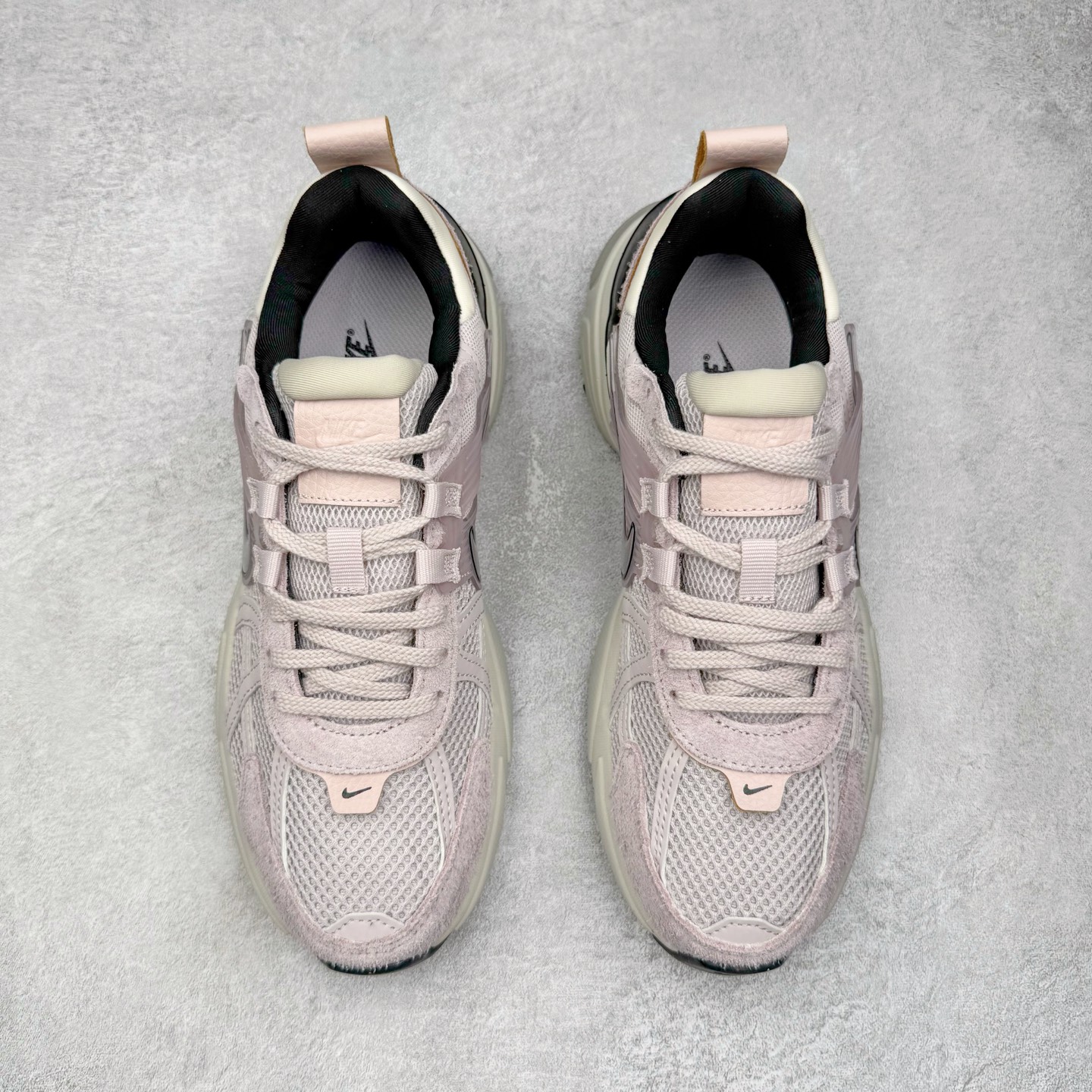 图片[2]-＃HP纯原 NK V2K Runtekk 减震防滑低帮 复古老爹鞋跑步鞋 FN6703-001 鞋款被命名为 Runtekk 设计上借鉴了 2000 年的跑鞋风格 配色上以金属银为主调 简练又有复古运动气质 材质上使用大面积网眼、皮革、TPU 组成 支撑和透气性肯定不错 中底处由 Cushlon 泡绵打造 保证在压马路时可以提供优秀脚感 并通过一手做旧氧化效果突出复古感 中底造型很容易让大家联想到巴黎世家3XL 增高效果同样不能忽视 尺码：35.5 36 36.5 37.5 38 38.5 39 40 40.5 41 42 42.5 43 44 44.5 45 46-选品中心