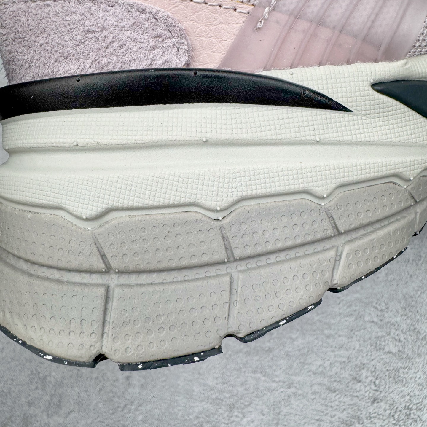 图片[17]-＃HP纯原 NK V2K Runtekk 减震防滑低帮 复古老爹鞋跑步鞋 FN6703-001 鞋款被命名为 Runtekk 设计上借鉴了 2000 年的跑鞋风格 配色上以金属银为主调 简练又有复古运动气质 材质上使用大面积网眼、皮革、TPU 组成 支撑和透气性肯定不错 中底处由 Cushlon 泡绵打造 保证在压马路时可以提供优秀脚感 并通过一手做旧氧化效果突出复古感 中底造型很容易让大家联想到巴黎世家3XL 增高效果同样不能忽视 尺码：35.5 36 36.5 37.5 38 38.5 39 40 40.5 41 42 42.5 43 44 44.5 45 46-选品中心