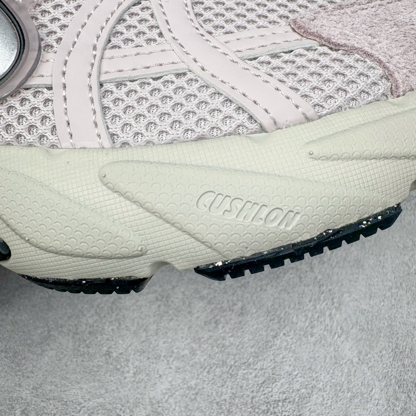 图片[16]-＃HP纯原 NK V2K Runtekk 减震防滑低帮 复古老爹鞋跑步鞋 FN6703-001 鞋款被命名为 Runtekk 设计上借鉴了 2000 年的跑鞋风格 配色上以金属银为主调 简练又有复古运动气质 材质上使用大面积网眼、皮革、TPU 组成 支撑和透气性肯定不错 中底处由 Cushlon 泡绵打造 保证在压马路时可以提供优秀脚感 并通过一手做旧氧化效果突出复古感 中底造型很容易让大家联想到巴黎世家3XL 增高效果同样不能忽视 尺码：35.5 36 36.5 37.5 38 38.5 39 40 40.5 41 42 42.5 43 44 44.5 45 46-选品中心