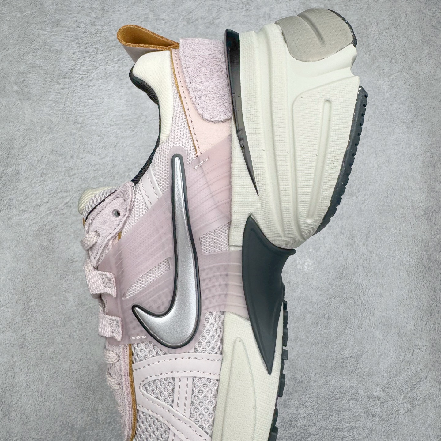 图片[7]-＃HP纯原 NK V2K Runtekk 减震防滑低帮 复古老爹鞋跑步鞋 FN6703-001 鞋款被命名为 Runtekk 设计上借鉴了 2000 年的跑鞋风格 配色上以金属银为主调 简练又有复古运动气质 材质上使用大面积网眼、皮革、TPU 组成 支撑和透气性肯定不错 中底处由 Cushlon 泡绵打造 保证在压马路时可以提供优秀脚感 并通过一手做旧氧化效果突出复古感 中底造型很容易让大家联想到巴黎世家3XL 增高效果同样不能忽视 尺码：35.5 36 36.5 37.5 38 38.5 39 40 40.5 41 42 42.5 43 44 44.5 45 46-选品中心