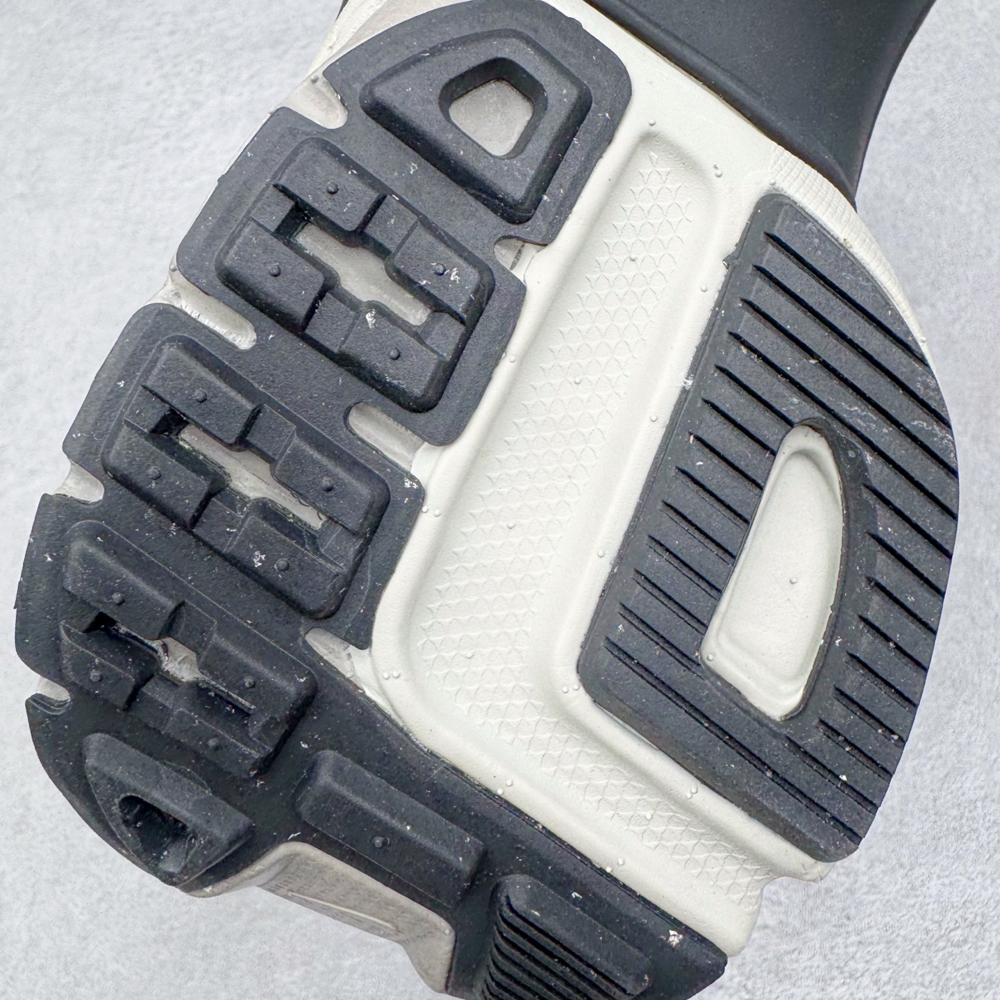 图片[18]-＃HP纯原 NK V2K Runtekk 减震防滑低帮 复古老爹鞋跑步鞋 FN6703-001 鞋款被命名为 Runtekk 设计上借鉴了 2000 年的跑鞋风格 配色上以金属银为主调 简练又有复古运动气质 材质上使用大面积网眼、皮革、TPU 组成 支撑和透气性肯定不错 中底处由 Cushlon 泡绵打造 保证在压马路时可以提供优秀脚感 并通过一手做旧氧化效果突出复古感 中底造型很容易让大家联想到巴黎世家3XL 增高效果同样不能忽视 尺码：35.5 36 36.5 37.5 38 38.5 39 40 40.5 41 42 42.5 43 44 44.5 45 46-选品中心