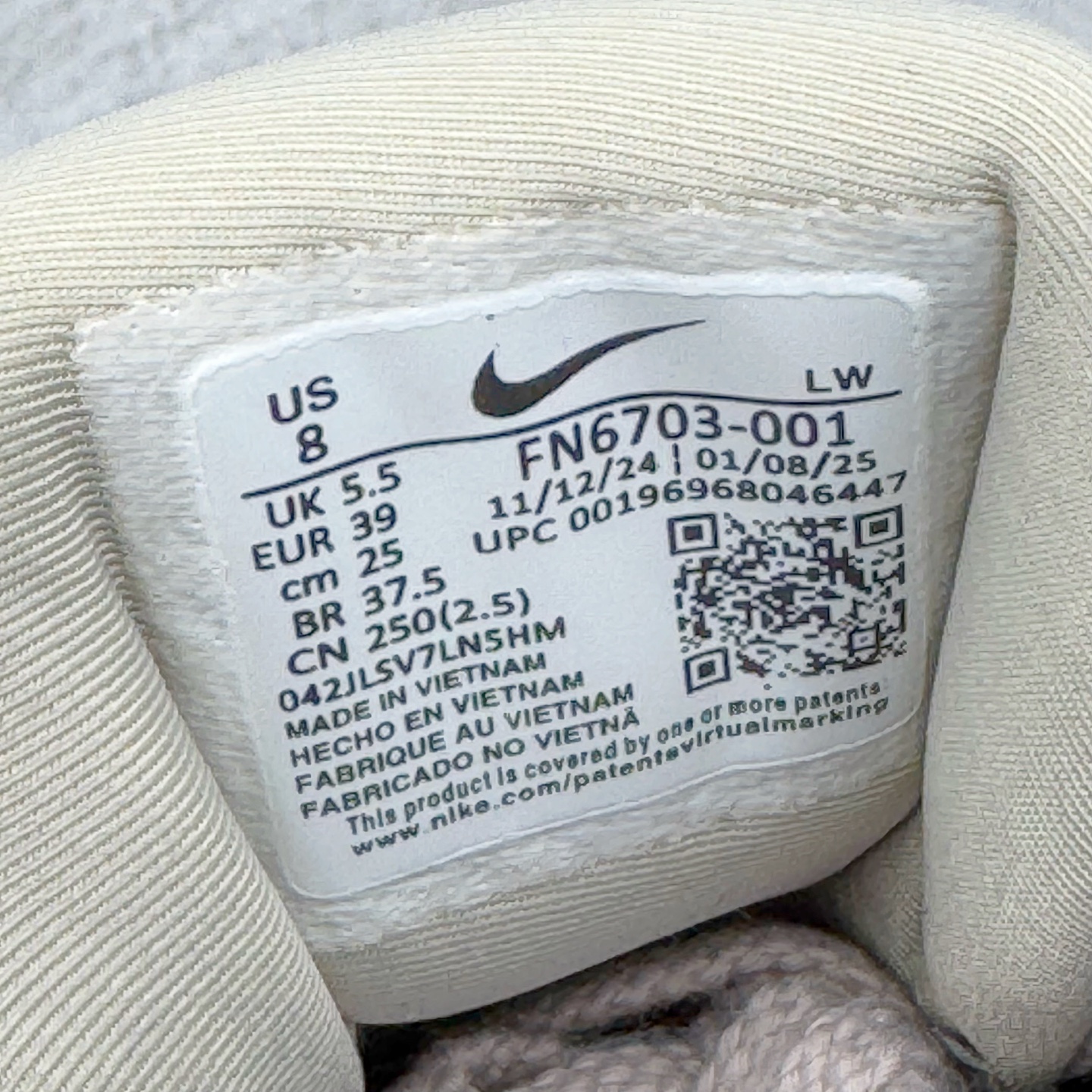 图片[10]-＃HP纯原 NK V2K Runtekk 减震防滑低帮 复古老爹鞋跑步鞋 FN6703-001 鞋款被命名为 Runtekk 设计上借鉴了 2000 年的跑鞋风格 配色上以金属银为主调 简练又有复古运动气质 材质上使用大面积网眼、皮革、TPU 组成 支撑和透气性肯定不错 中底处由 Cushlon 泡绵打造 保证在压马路时可以提供优秀脚感 并通过一手做旧氧化效果突出复古感 中底造型很容易让大家联想到巴黎世家3XL 增高效果同样不能忽视 尺码：35.5 36 36.5 37.5 38 38.5 39 40 40.5 41 42 42.5 43 44 44.5 45 46-选品中心