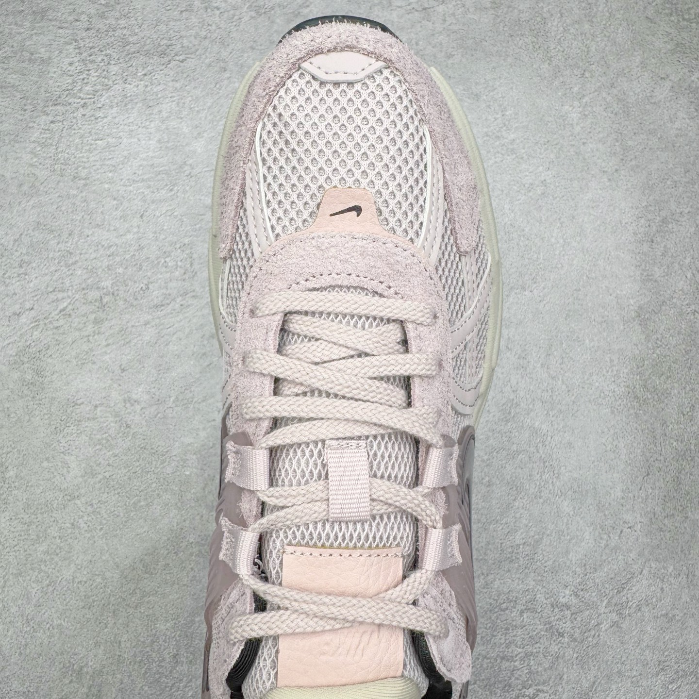 图片[4]-＃HP纯原 NK V2K Runtekk 减震防滑低帮 复古老爹鞋跑步鞋 FN6703-001 鞋款被命名为 Runtekk 设计上借鉴了 2000 年的跑鞋风格 配色上以金属银为主调 简练又有复古运动气质 材质上使用大面积网眼、皮革、TPU 组成 支撑和透气性肯定不错 中底处由 Cushlon 泡绵打造 保证在压马路时可以提供优秀脚感 并通过一手做旧氧化效果突出复古感 中底造型很容易让大家联想到巴黎世家3XL 增高效果同样不能忽视 尺码：35.5 36 36.5 37.5 38 38.5 39 40 40.5 41 42 42.5 43 44 44.5 45 46-选品中心