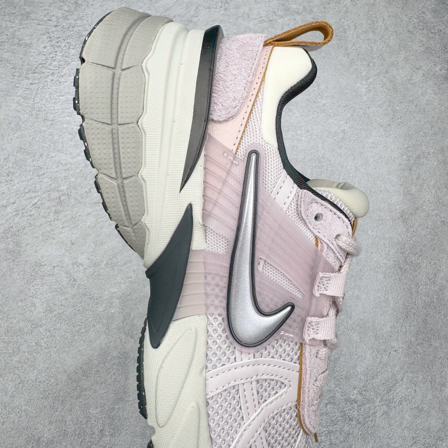 图片[6]-＃HP纯原 NK V2K Runtekk 减震防滑低帮 复古老爹鞋跑步鞋 FN6703-001 鞋款被命名为 Runtekk 设计上借鉴了 2000 年的跑鞋风格 配色上以金属银为主调 简练又有复古运动气质 材质上使用大面积网眼、皮革、TPU 组成 支撑和透气性肯定不错 中底处由 Cushlon 泡绵打造 保证在压马路时可以提供优秀脚感 并通过一手做旧氧化效果突出复古感 中底造型很容易让大家联想到巴黎世家3XL 增高效果同样不能忽视 尺码：35.5 36 36.5 37.5 38 38.5 39 40 40.5 41 42 42.5 43 44 44.5 45 46-选品中心