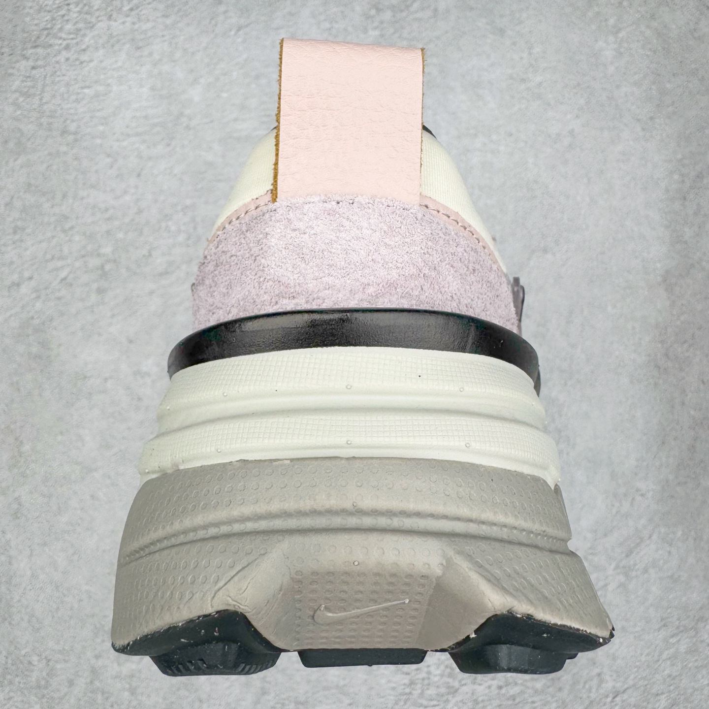 图片[8]-＃HP纯原 NK V2K Runtekk 减震防滑低帮 复古老爹鞋跑步鞋 FN6703-001 鞋款被命名为 Runtekk 设计上借鉴了 2000 年的跑鞋风格 配色上以金属银为主调 简练又有复古运动气质 材质上使用大面积网眼、皮革、TPU 组成 支撑和透气性肯定不错 中底处由 Cushlon 泡绵打造 保证在压马路时可以提供优秀脚感 并通过一手做旧氧化效果突出复古感 中底造型很容易让大家联想到巴黎世家3XL 增高效果同样不能忽视 尺码：35.5 36 36.5 37.5 38 38.5 39 40 40.5 41 42 42.5 43 44 44.5 45 46-选品中心