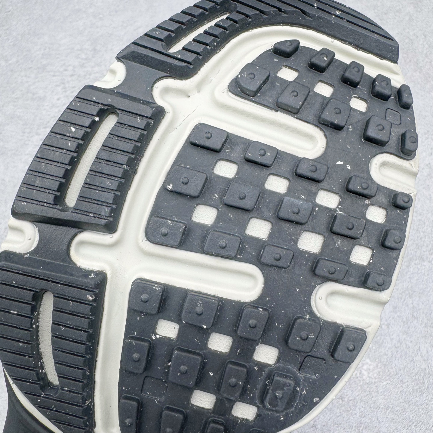 图片[19]-＃HP纯原 NK V2K Runtekk 减震防滑低帮 复古老爹鞋跑步鞋 FN6703-001 鞋款被命名为 Runtekk 设计上借鉴了 2000 年的跑鞋风格 配色上以金属银为主调 简练又有复古运动气质 材质上使用大面积网眼、皮革、TPU 组成 支撑和透气性肯定不错 中底处由 Cushlon 泡绵打造 保证在压马路时可以提供优秀脚感 并通过一手做旧氧化效果突出复古感 中底造型很容易让大家联想到巴黎世家3XL 增高效果同样不能忽视 尺码：35.5 36 36.5 37.5 38 38.5 39 40 40.5 41 42 42.5 43 44 44.5 45 46-选品中心