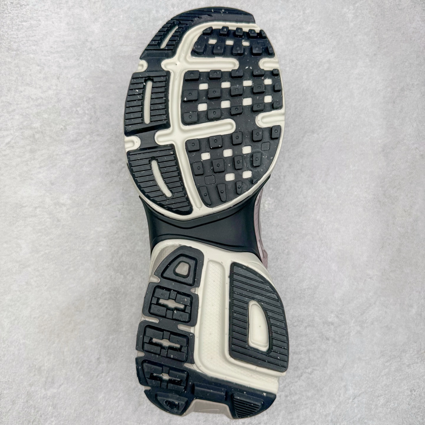 图片[9]-＃HP纯原 NK V2K Runtekk 减震防滑低帮 复古老爹鞋跑步鞋 FN6703-001 鞋款被命名为 Runtekk 设计上借鉴了 2000 年的跑鞋风格 配色上以金属银为主调 简练又有复古运动气质 材质上使用大面积网眼、皮革、TPU 组成 支撑和透气性肯定不错 中底处由 Cushlon 泡绵打造 保证在压马路时可以提供优秀脚感 并通过一手做旧氧化效果突出复古感 中底造型很容易让大家联想到巴黎世家3XL 增高效果同样不能忽视 尺码：35.5 36 36.5 37.5 38 38.5 39 40 40.5 41 42 42.5 43 44 44.5 45 46-选品中心