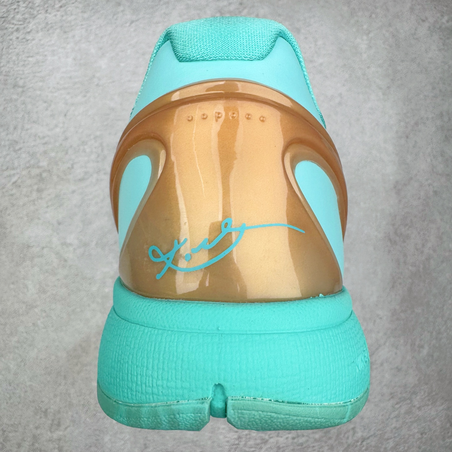 图片[8]-＃S2 NK Zoom Kobe 6 Protro 科比六代 杰伦布伦森 自由女神 IO5774-300 圈内顶级批次 完美复刻公司货 前掌超大Zoom Turbo气垫 后掌EVA缓震 真正的原汁原味 还原ZP脚感 全身鞋材卡料色独家定制 唯一正确喷漆工艺Swoosh 正确凹凸蛇鳞工艺 正确鞋面渐变效果 内全置真动飞态线 独立原厂模具 最大尺码达到48.5码 首批不拼图大几率过验 亲测已过 支持各种高强度实战 无需担心 上脚价 补货周期极长 脚宽建议买大半码 科比系列前掌偏窄 不影响二次销售 支持七天无理由退换 尺码：40 40.5 41 42 42.5 43 44 44.5 45 45.5 46 47.5 48.5-选品中心