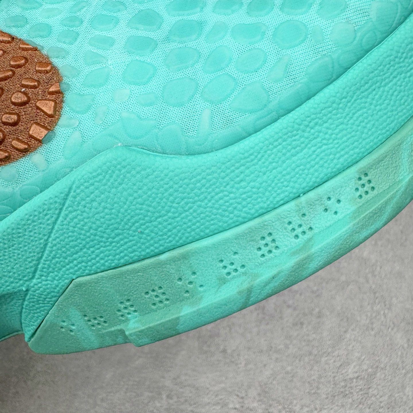 图片[19]-＃S2 NK Zoom Kobe 6 Protro 科比六代 杰伦布伦森 自由女神 IO5774-300 圈内顶级批次 完美复刻公司货 前掌超大Zoom Turbo气垫 后掌EVA缓震 真正的原汁原味 还原ZP脚感 全身鞋材卡料色独家定制 唯一正确喷漆工艺Swoosh 正确凹凸蛇鳞工艺 正确鞋面渐变效果 内全置真动飞态线 独立原厂模具 最大尺码达到48.5码 首批不拼图大几率过验 亲测已过 支持各种高强度实战 无需担心 上脚价 补货周期极长 脚宽建议买大半码 科比系列前掌偏窄 不影响二次销售 支持七天无理由退换 尺码：40 40.5 41 42 42.5 43 44 44.5 45 45.5 46 47.5 48.5-选品中心