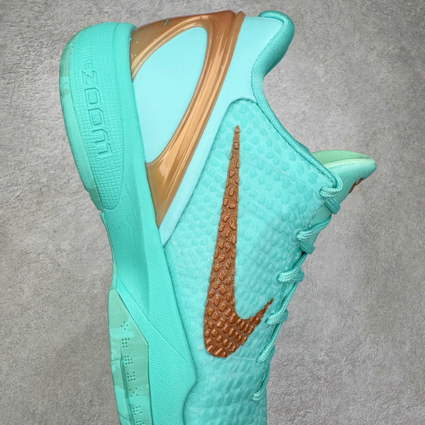 图片[6]-＃S2 NK Zoom Kobe 6 Protro 科比六代 杰伦布伦森 自由女神 IO5774-300 圈内顶级批次 完美复刻公司货 前掌超大Zoom Turbo气垫 后掌EVA缓震 真正的原汁原味 还原ZP脚感 全身鞋材卡料色独家定制 唯一正确喷漆工艺Swoosh 正确凹凸蛇鳞工艺 正确鞋面渐变效果 内全置真动飞态线 独立原厂模具 最大尺码达到48.5码 首批不拼图大几率过验 亲测已过 支持各种高强度实战 无需担心 上脚价 补货周期极长 脚宽建议买大半码 科比系列前掌偏窄 不影响二次销售 支持七天无理由退换 尺码：40 40.5 41 42 42.5 43 44 44.5 45 45.5 46 47.5 48.5-选品中心