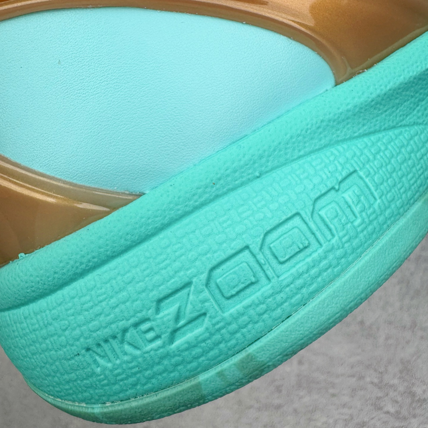 图片[18]-＃S2 NK Zoom Kobe 6 Protro 科比六代 杰伦布伦森 自由女神 IO5774-300 圈内顶级批次 完美复刻公司货 前掌超大Zoom Turbo气垫 后掌EVA缓震 真正的原汁原味 还原ZP脚感 全身鞋材卡料色独家定制 唯一正确喷漆工艺Swoosh 正确凹凸蛇鳞工艺 正确鞋面渐变效果 内全置真动飞态线 独立原厂模具 最大尺码达到48.5码 首批不拼图大几率过验 亲测已过 支持各种高强度实战 无需担心 上脚价 补货周期极长 脚宽建议买大半码 科比系列前掌偏窄 不影响二次销售 支持七天无理由退换 尺码：40 40.5 41 42 42.5 43 44 44.5 45 45.5 46 47.5 48.5-选品中心