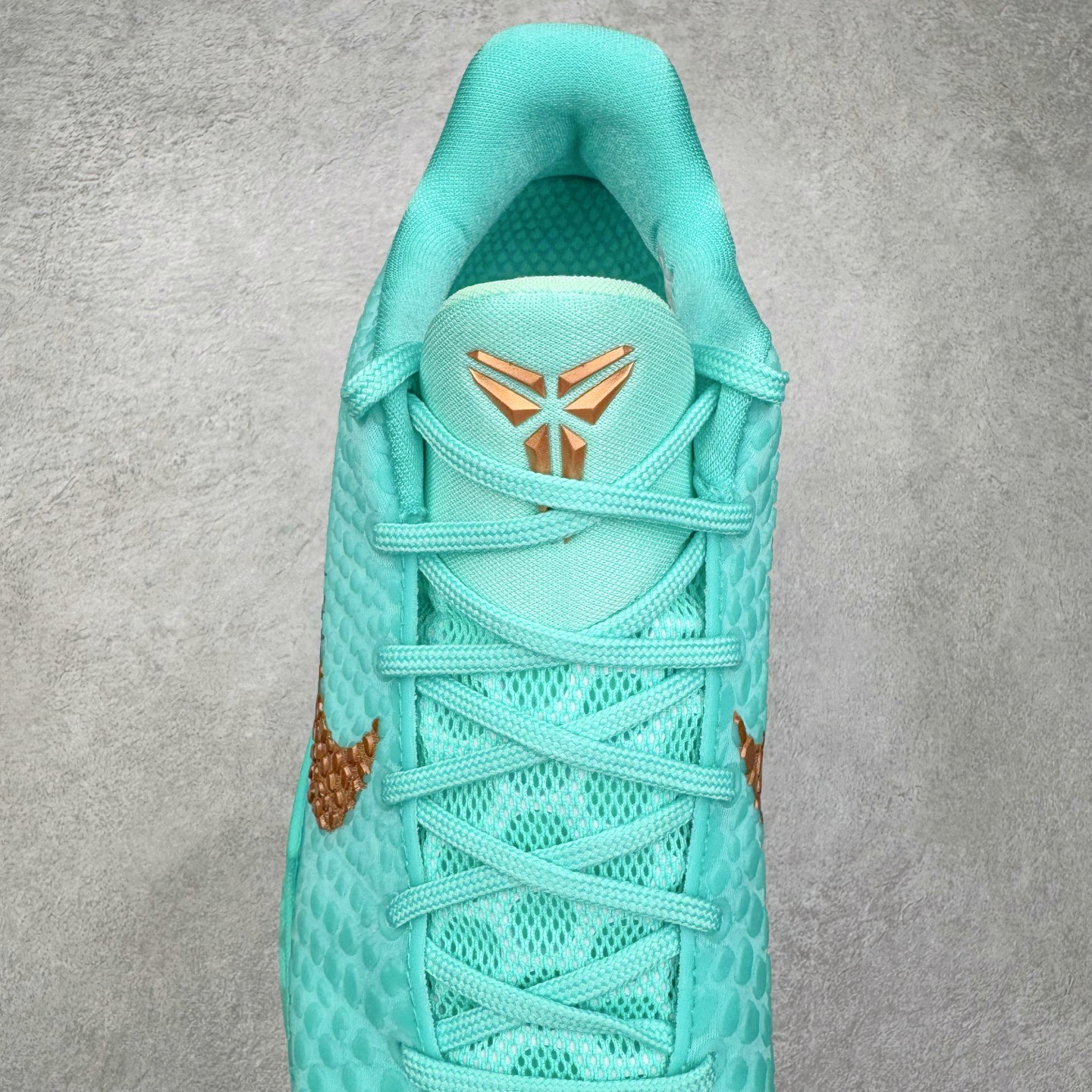 图片[5]-＃S2 NK Zoom Kobe 6 Protro 科比六代 杰伦布伦森 自由女神 IO5774-300 圈内顶级批次 完美复刻公司货 前掌超大Zoom Turbo气垫 后掌EVA缓震 真正的原汁原味 还原ZP脚感 全身鞋材卡料色独家定制 唯一正确喷漆工艺Swoosh 正确凹凸蛇鳞工艺 正确鞋面渐变效果 内全置真动飞态线 独立原厂模具 最大尺码达到48.5码 首批不拼图大几率过验 亲测已过 支持各种高强度实战 无需担心 上脚价 补货周期极长 脚宽建议买大半码 科比系列前掌偏窄 不影响二次销售 支持七天无理由退换 尺码：40 40.5 41 42 42.5 43 44 44.5 45 45.5 46 47.5 48.5-选品中心