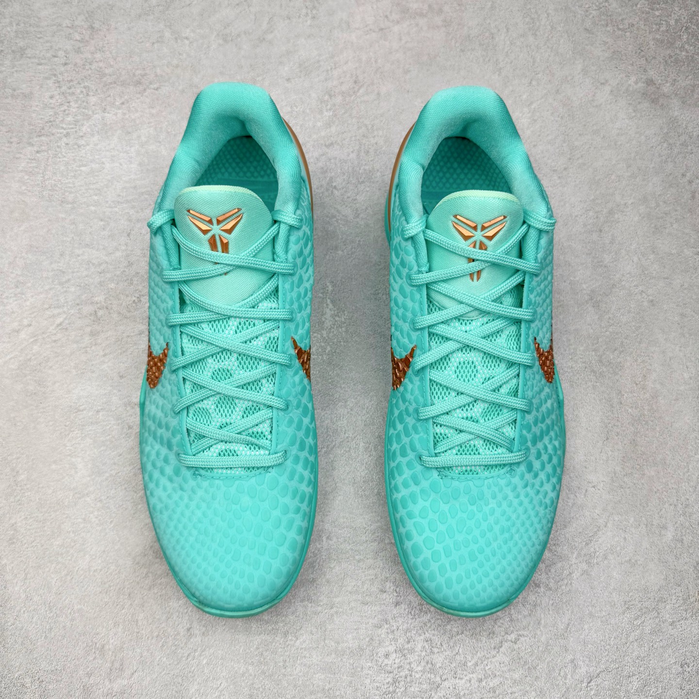 图片[2]-＃S2 NK Zoom Kobe 6 Protro 科比六代 杰伦布伦森 自由女神 IO5774-300 圈内顶级批次 完美复刻公司货 前掌超大Zoom Turbo气垫 后掌EVA缓震 真正的原汁原味 还原ZP脚感 全身鞋材卡料色独家定制 唯一正确喷漆工艺Swoosh 正确凹凸蛇鳞工艺 正确鞋面渐变效果 内全置真动飞态线 独立原厂模具 最大尺码达到48.5码 首批不拼图大几率过验 亲测已过 支持各种高强度实战 无需担心 上脚价 补货周期极长 脚宽建议买大半码 科比系列前掌偏窄 不影响二次销售 支持七天无理由退换 尺码：40 40.5 41 42 42.5 43 44 44.5 45 45.5 46 47.5 48.5-选品中心