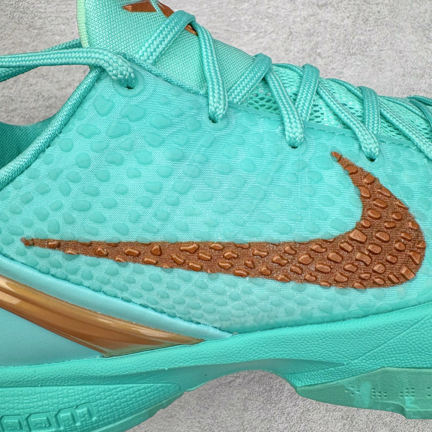 图片[17]-＃S2 NK Zoom Kobe 6 Protro 科比六代 杰伦布伦森 自由女神 IO5774-300 圈内顶级批次 完美复刻公司货 前掌超大Zoom Turbo气垫 后掌EVA缓震 真正的原汁原味 还原ZP脚感 全身鞋材卡料色独家定制 唯一正确喷漆工艺Swoosh 正确凹凸蛇鳞工艺 正确鞋面渐变效果 内全置真动飞态线 独立原厂模具 最大尺码达到48.5码 首批不拼图大几率过验 亲测已过 支持各种高强度实战 无需担心 上脚价 补货周期极长 脚宽建议买大半码 科比系列前掌偏窄 不影响二次销售 支持七天无理由退换 尺码：40 40.5 41 42 42.5 43 44 44.5 45 45.5 46 47.5 48.5-选品中心