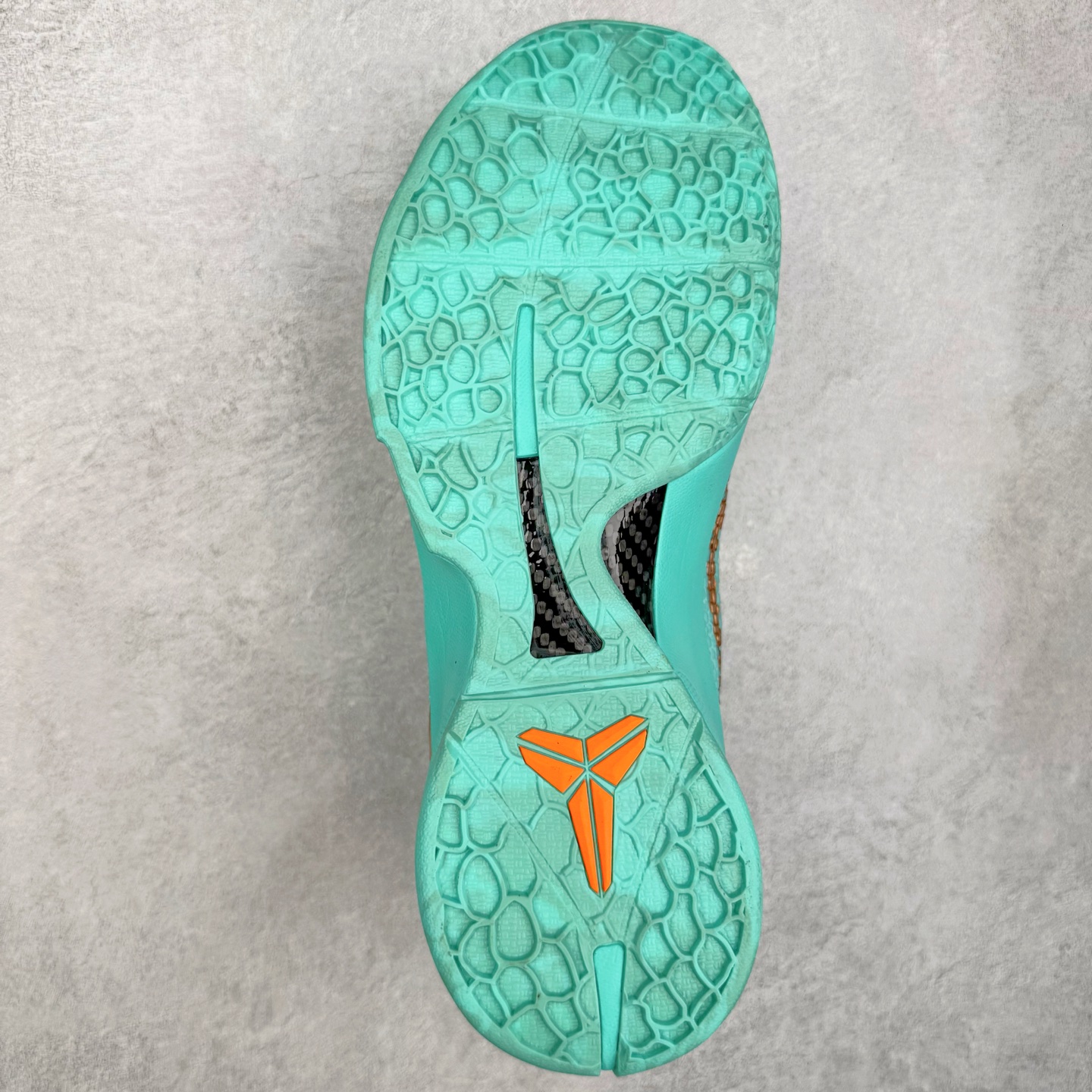 图片[9]-＃S2 NK Zoom Kobe 6 Protro 科比六代 杰伦布伦森 自由女神 IO5774-300 圈内顶级批次 完美复刻公司货 前掌超大Zoom Turbo气垫 后掌EVA缓震 真正的原汁原味 还原ZP脚感 全身鞋材卡料色独家定制 唯一正确喷漆工艺Swoosh 正确凹凸蛇鳞工艺 正确鞋面渐变效果 内全置真动飞态线 独立原厂模具 最大尺码达到48.5码 首批不拼图大几率过验 亲测已过 支持各种高强度实战 无需担心 上脚价 补货周期极长 脚宽建议买大半码 科比系列前掌偏窄 不影响二次销售 支持七天无理由退换 尺码：40 40.5 41 42 42.5 43 44 44.5 45 45.5 46 47.5 48.5-选品中心