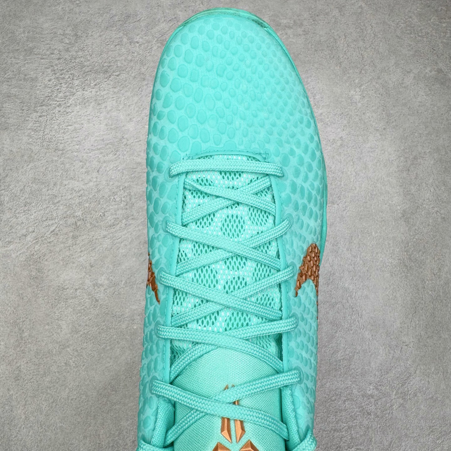 图片[4]-＃S2 NK Zoom Kobe 6 Protro 科比六代 杰伦布伦森 自由女神 IO5774-300 圈内顶级批次 完美复刻公司货 前掌超大Zoom Turbo气垫 后掌EVA缓震 真正的原汁原味 还原ZP脚感 全身鞋材卡料色独家定制 唯一正确喷漆工艺Swoosh 正确凹凸蛇鳞工艺 正确鞋面渐变效果 内全置真动飞态线 独立原厂模具 最大尺码达到48.5码 首批不拼图大几率过验 亲测已过 支持各种高强度实战 无需担心 上脚价 补货周期极长 脚宽建议买大半码 科比系列前掌偏窄 不影响二次销售 支持七天无理由退换 尺码：40 40.5 41 42 42.5 43 44 44.5 45 45.5 46 47.5 48.5-选品中心