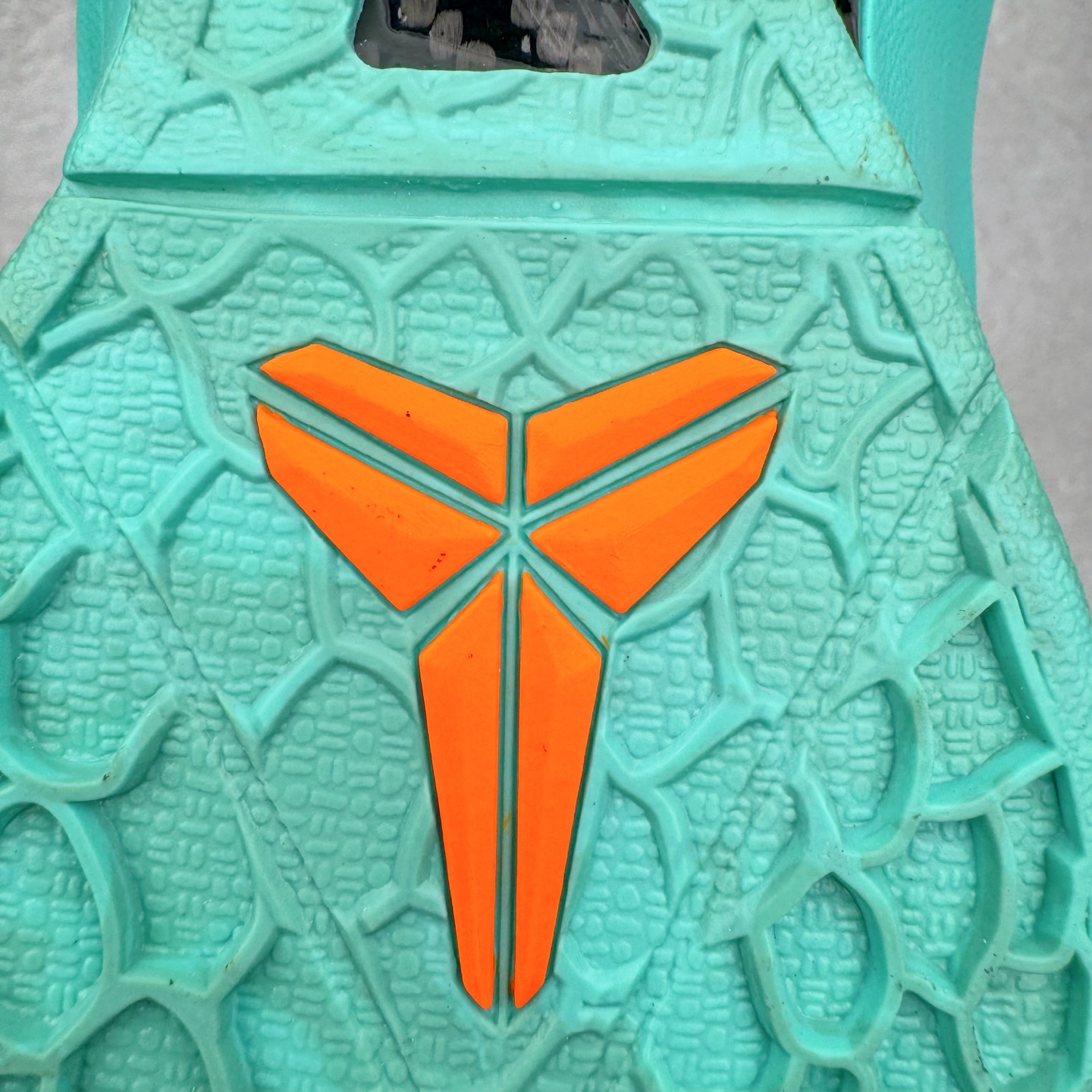 图片[21]-＃S2 NK Zoom Kobe 6 Protro 科比六代 杰伦布伦森 自由女神 IO5774-300 圈内顶级批次 完美复刻公司货 前掌超大Zoom Turbo气垫 后掌EVA缓震 真正的原汁原味 还原ZP脚感 全身鞋材卡料色独家定制 唯一正确喷漆工艺Swoosh 正确凹凸蛇鳞工艺 正确鞋面渐变效果 内全置真动飞态线 独立原厂模具 最大尺码达到48.5码 首批不拼图大几率过验 亲测已过 支持各种高强度实战 无需担心 上脚价 补货周期极长 脚宽建议买大半码 科比系列前掌偏窄 不影响二次销售 支持七天无理由退换 尺码：40 40.5 41 42 42.5 43 44 44.5 45 45.5 46 47.5 48.5-选品中心