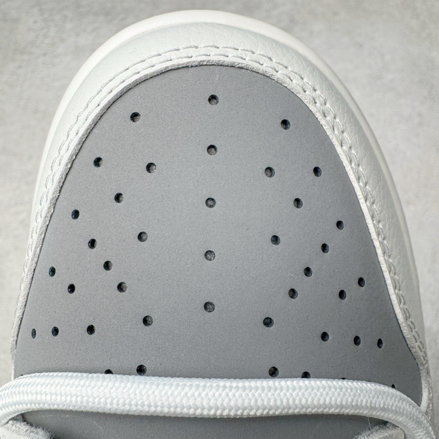 图片[14]-＃YC纯原 NK Dunk Low 封狼居胥 WG0528-111 当白与灰化作鞋身主调，如硝烟与黎明交织，恰似战场初寂后的沉静与凛冽。荔枝纹鞋面宛若铠甲般沉稳利落；侧翼Swoosh破风而出，似狼影掠境，凌厉无声。三道爪痕刻于后跟，似猛兽掠过的战迹，不羁、野性，却始终优雅。灰底踏稳征途，狼烟起于足下，致敬的是心中未熄的壮志与野心。定制系列天花板 无原鞋不开发 全系列得物原鞋一比一校对开发 配色持续更新中 终端对接 优势输出 全套原厂楦头原纸板数据档案倾力打造 原汁原味莞产 极致还原 圈内最强针车工艺 高端零售指定版 广东原厂配套原盒原标 鞋盒分三个尺码段 原厂冲刀 超高清洁度 全鞋零毛边皮料切割 采用原厂百宏鞋带以及原厂百宏织唛舌标 内标可供原厂几率过验 进口原装条纹中底布 四线拉帮白色点胶 原厂拉帮手法遵循公司 原厂电绣 极致还原 尺码：36 36.5 37.5 38 38.5 39 40 40.5 41 42 42.5 43 44 44.5 45 46-选品中心